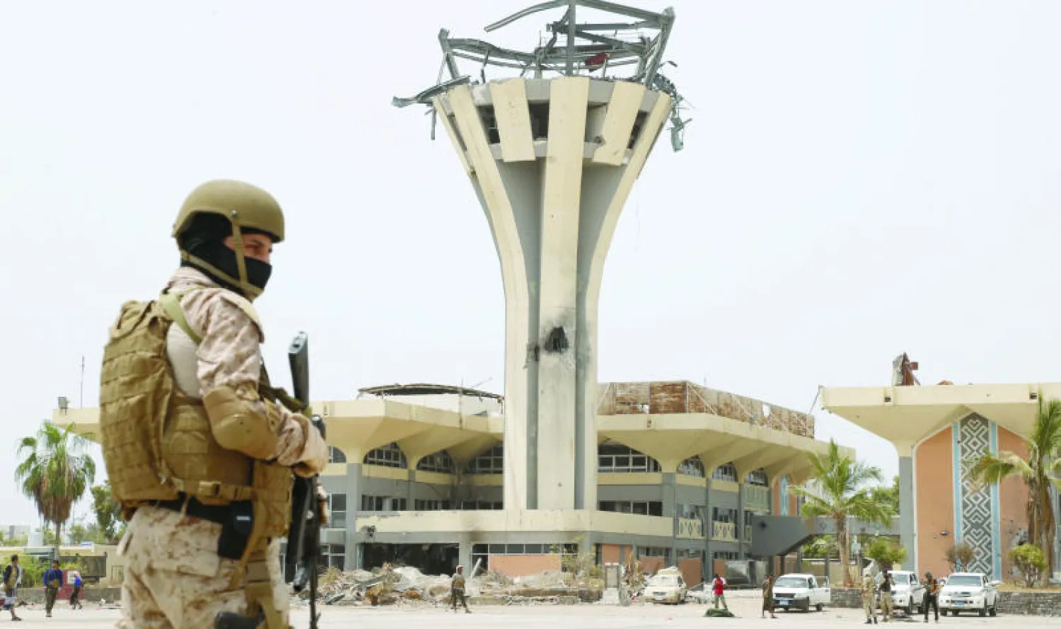 جندي من قوات التحالف يحرس أمام مطار عدن عشية بدء الهدنة الإنسانية التي أعلنتها حكومة الرئيس هادي (رويترز)