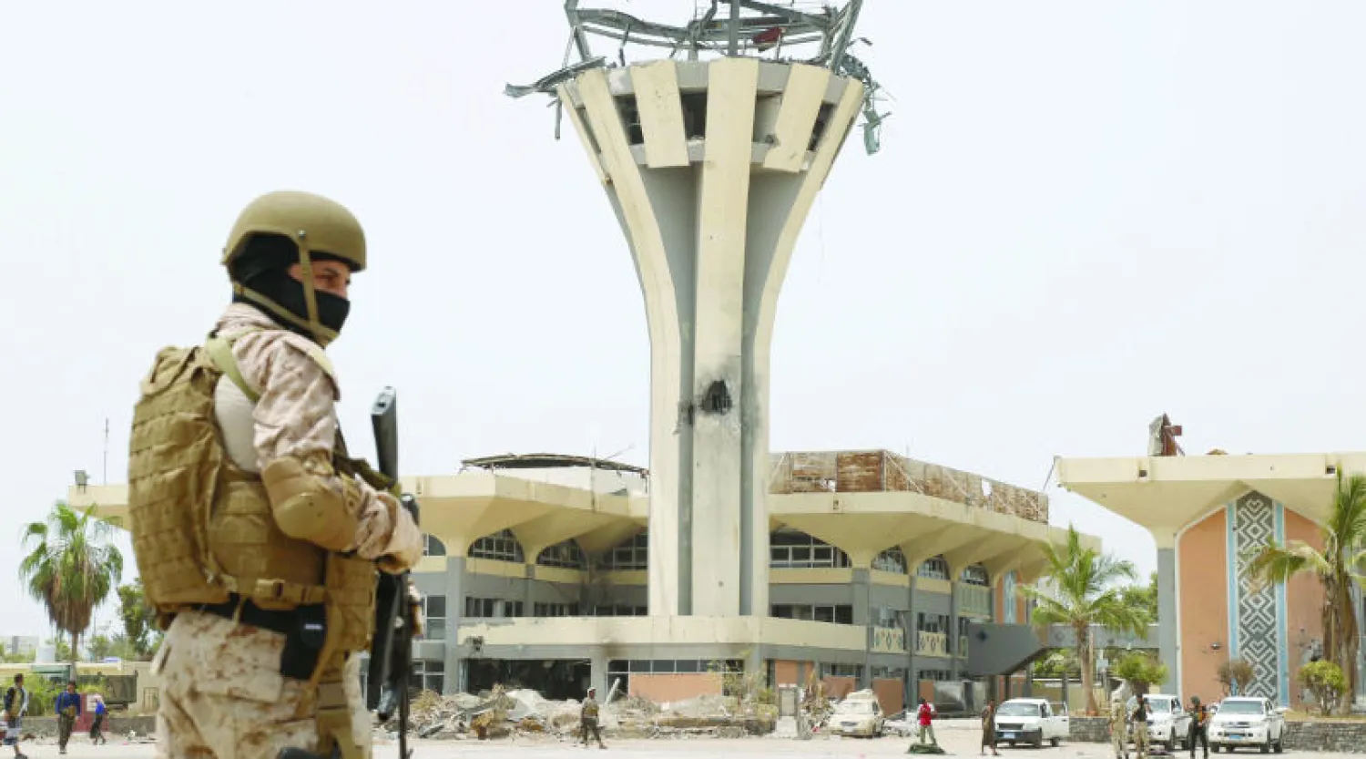 جندي من قوات التحالف يحرس أمام مطار عدن عشية بدء الهدنة الإنسانية التي أعلنتها حكومة الرئيس هادي (رويترز)