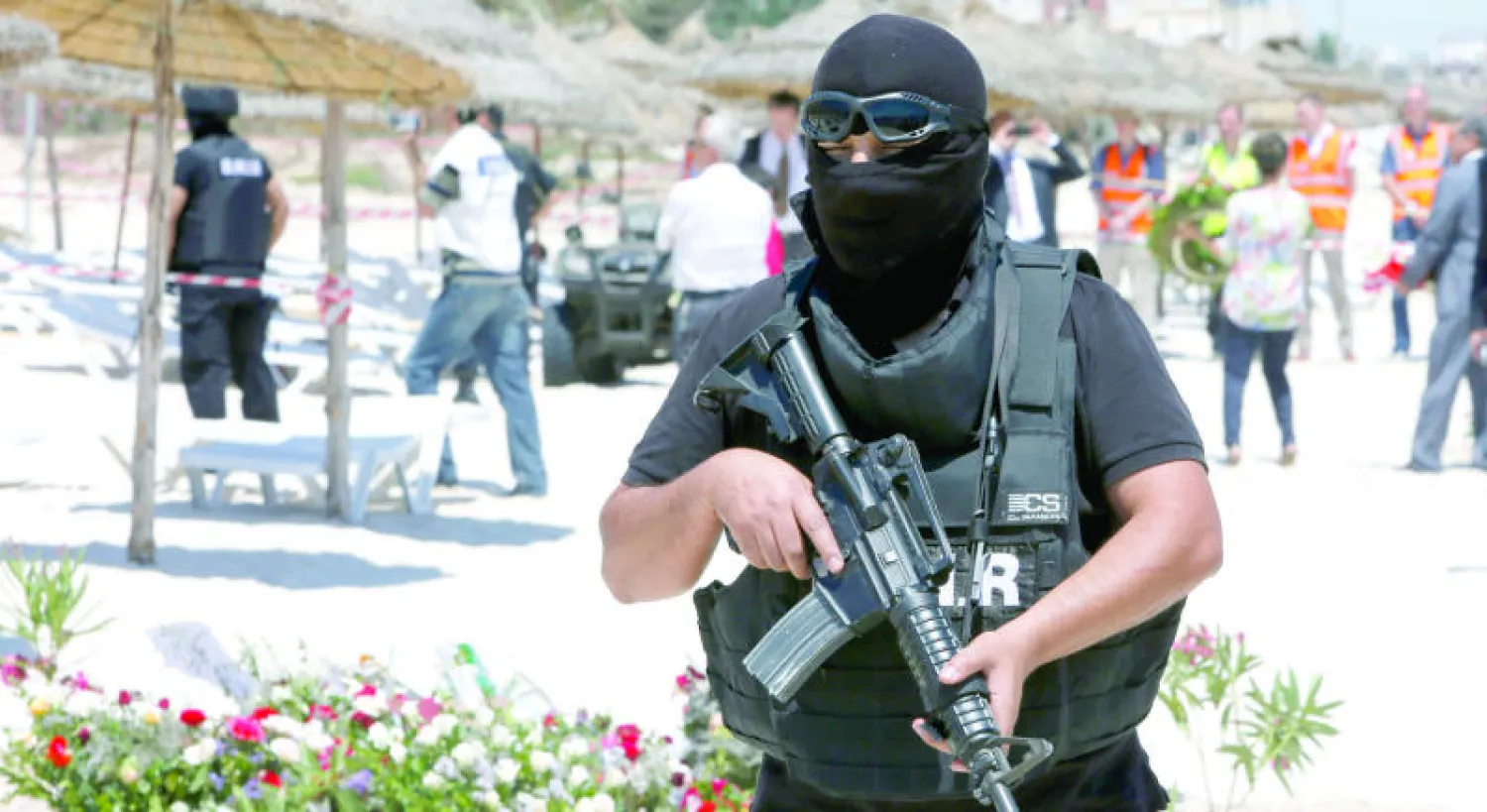 رجل أمن تونسي يقف في نقطة حراسة عشية وصول مسؤولين أمنيين من بريطانيا وفرنسا والمانيا وبلجيكا في فندق {مرحبا} الذي شهد عملية إرهابية مؤخرا (أ.ب)