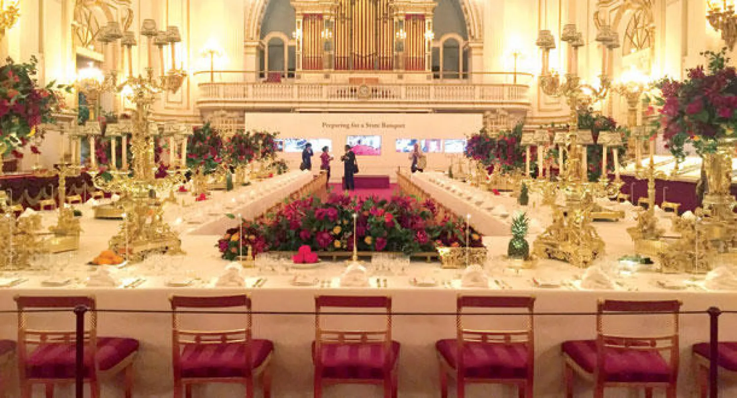 دعوة لحضور مأدبة على شرف الملكة إليزابيث الثانية في قصر باكنغهام