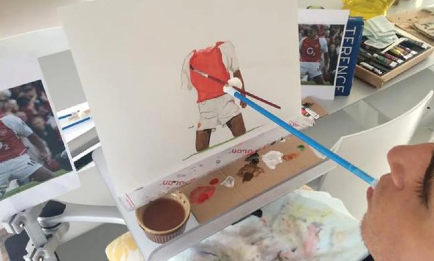 بورتريه تيري هنري.. آخر إبداعات الرسم بالفم لفنان إنجليزي