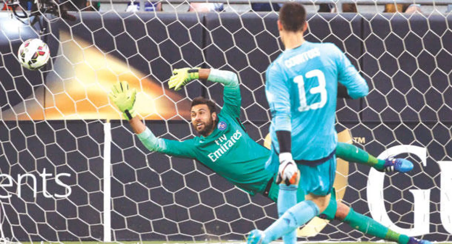 كورتوا حارس تشيلسي يسدد بنجاح ركلة الترجيح الحاسمة في شباك حارس سان جيرمان (أ.ب)