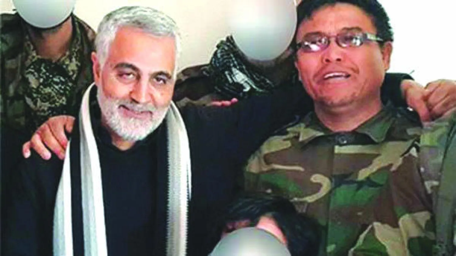 علي رضا توسلي قتل بسوريا (أكتوبر 2014) ضمن مجموعة أفغانية تحمل اسم «لواء الفاطميين». الصورة تذكارية مع قائد فيلق القدس الإيراني قاسم سليماني (موقع رجاء نيوز)