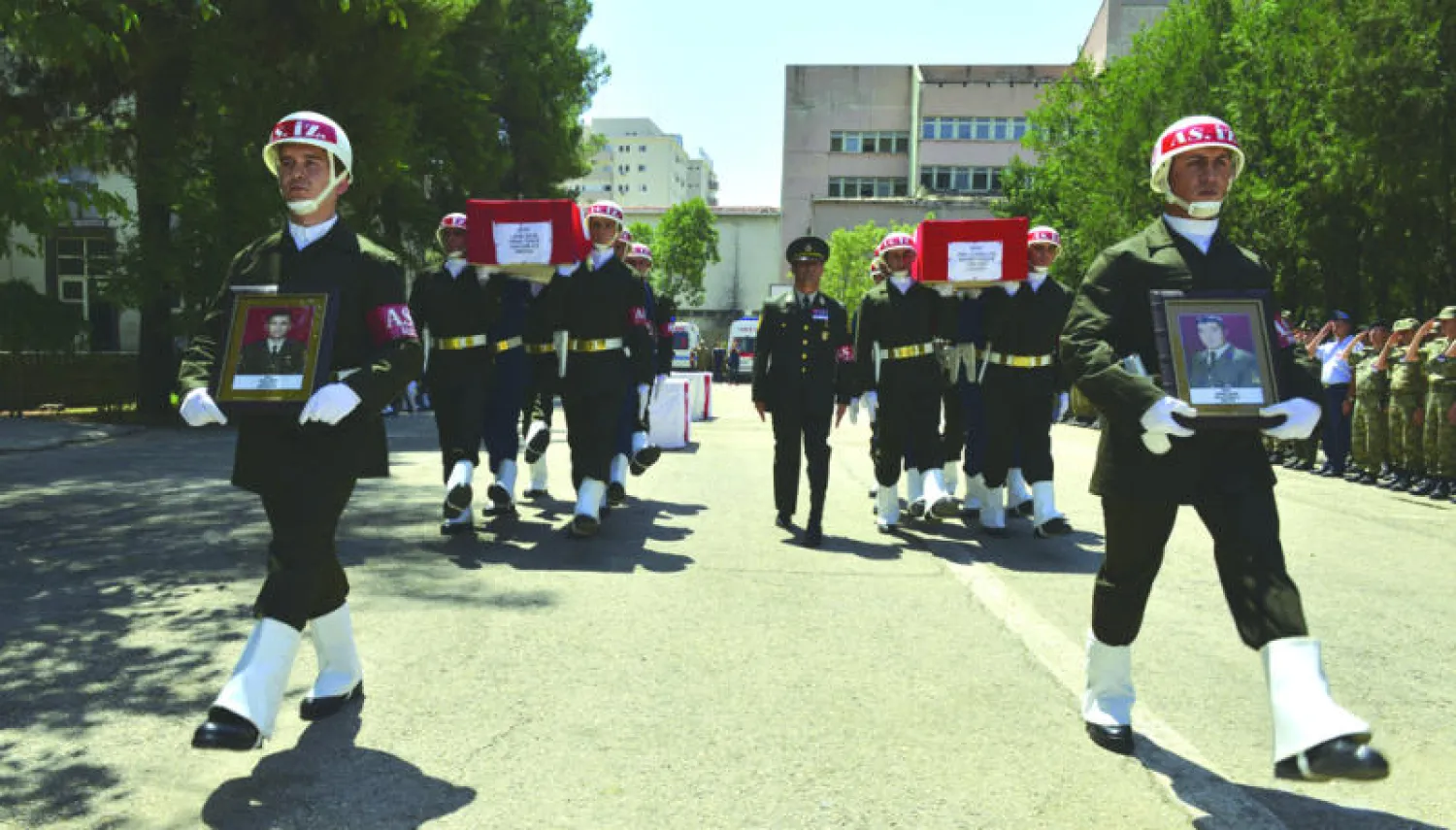 جنود أتراك يحملون نعشي اثنين من رفاقهم قتلا في هجوم لحزب العمال الكردستاني خلال جنازتهما في ديار بكر أمس (أ.ف.ب)