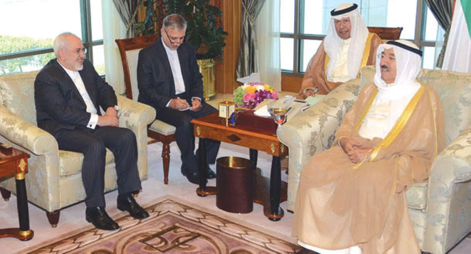 أمير دولة الكويت الشيخ صباح الأحمد الجابر الصباح خلال استقباله محمد جواد ظريف وزير خارجية إيران يوم أمس (أ.ف.ب)