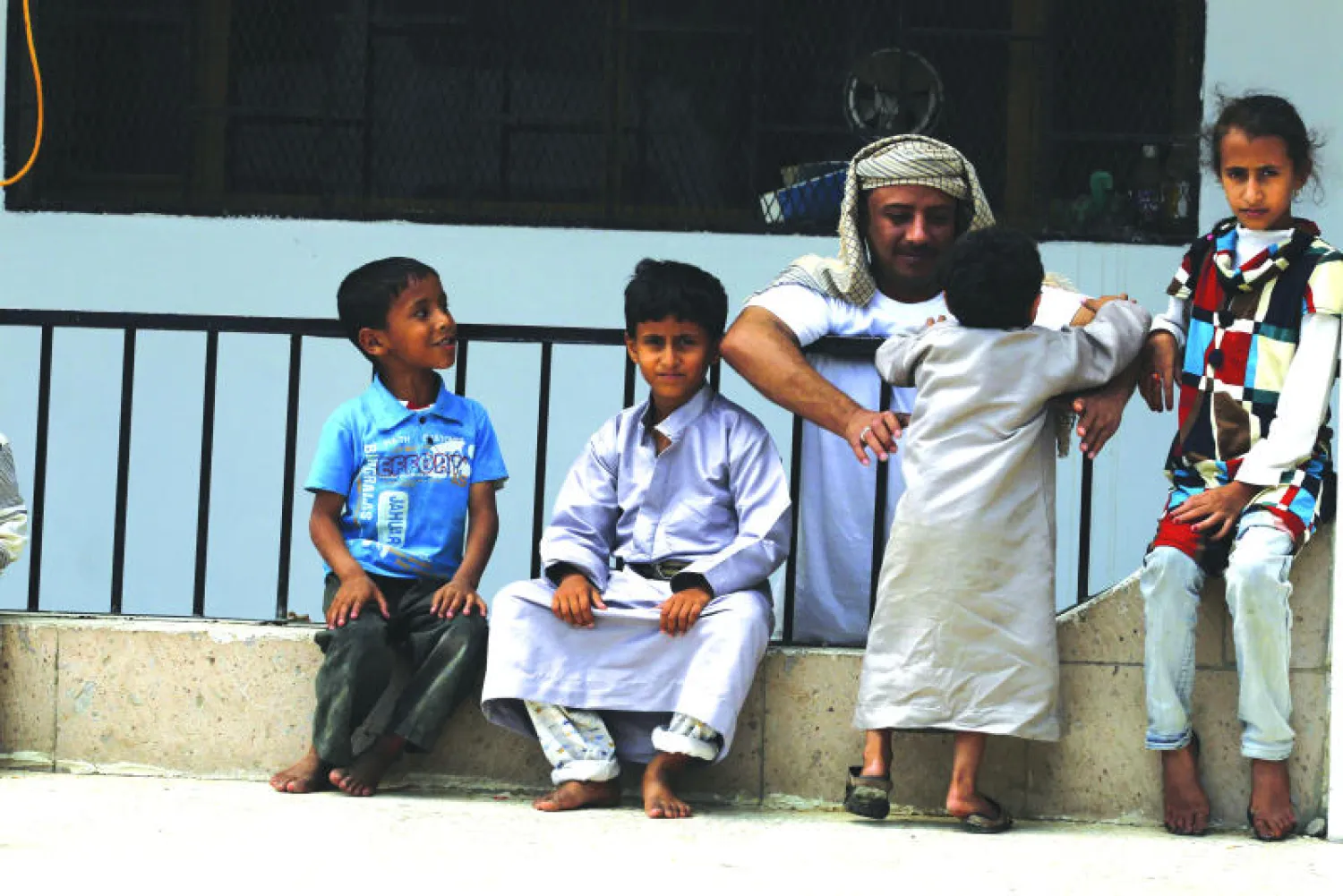 نازح يمني مع أطفاله يقيمون في مدرسة بصنعاء (إ.ب.أ)
