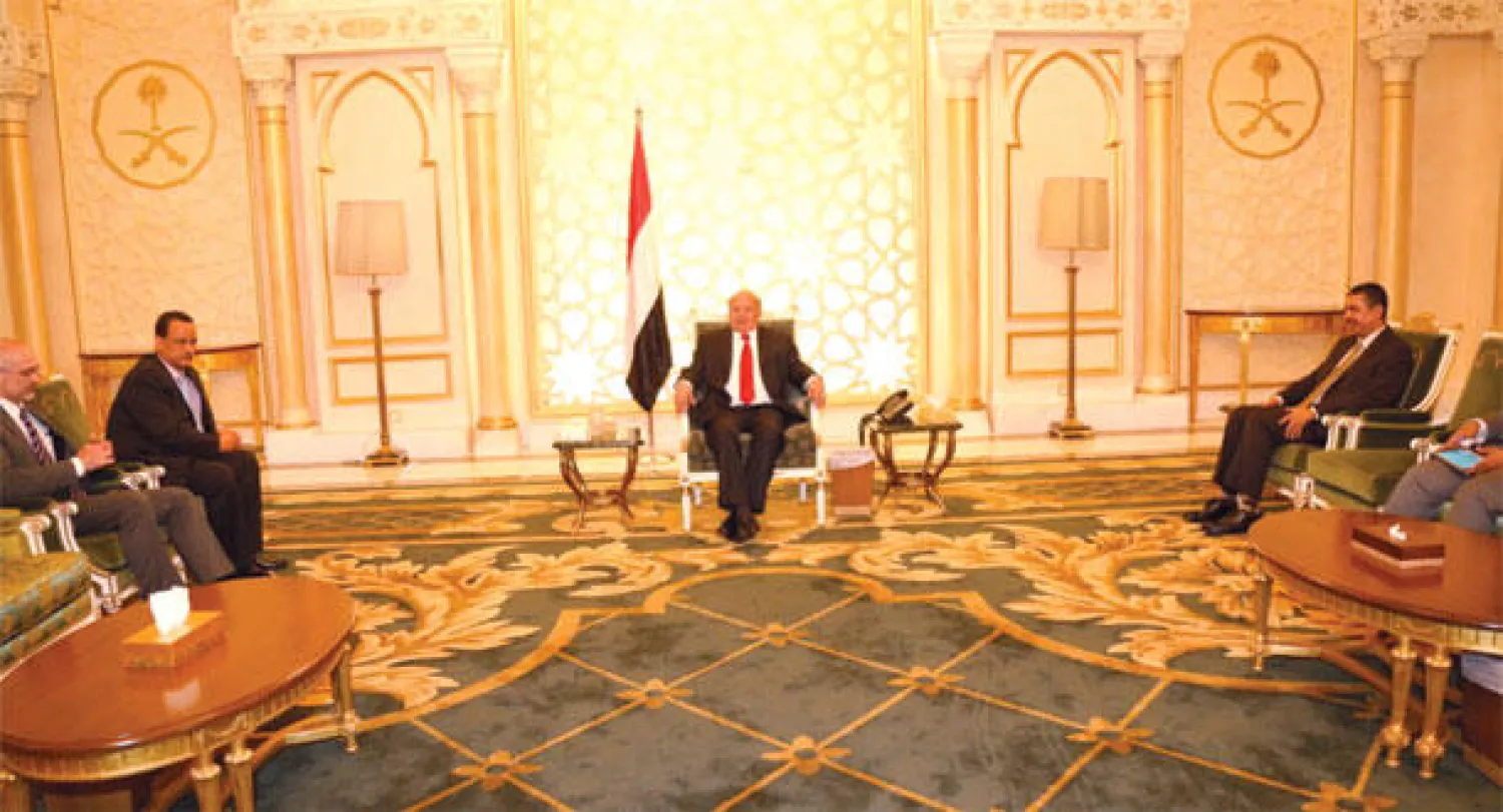 الرئيس اليمني عبد ربه منصور هادي خلال لقائه المبعوث الأممي إسماعيل ولد الشيخ أحمد في الرياض أمس بحضور نائب رئيس الجمهورية رئيس الوزراء خالد بحاح («الشرق الأوسط»)