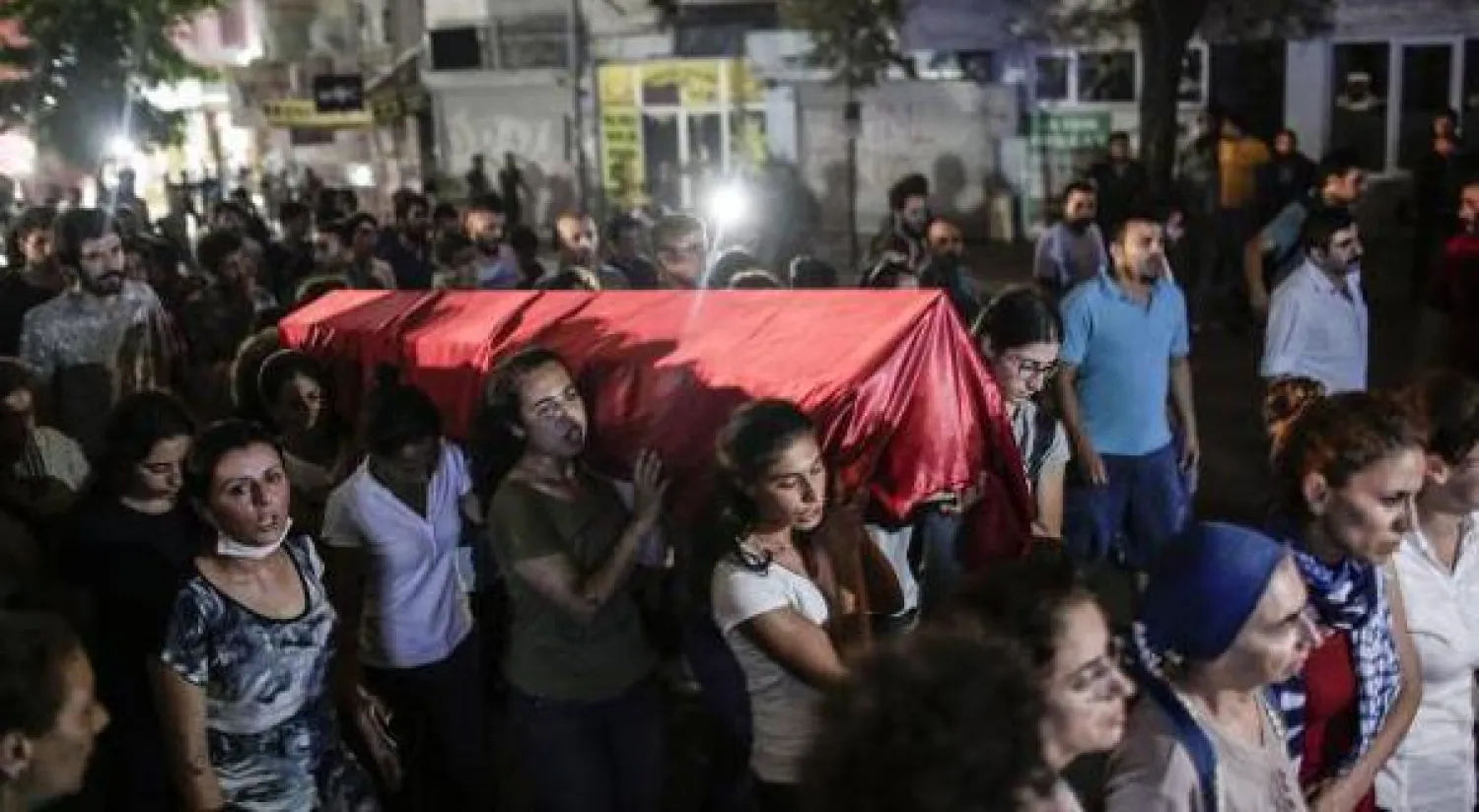 تركيا: مقتل عسكريين اثنين في تفجير استهدف قافلة عسكرية بديار بكر