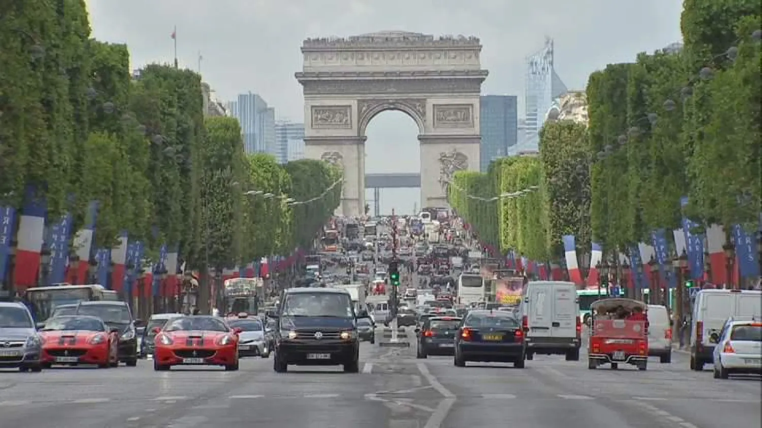 الشرطة الفرنسية تطلق النار على سيارة مجهولة اخترقت طوقًا أمنيًا في العاصمة