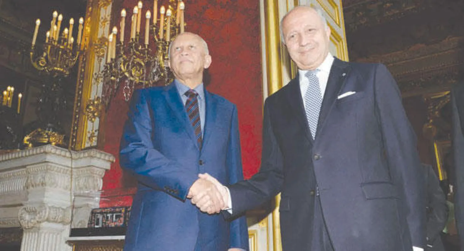 وزير الخارجية الفرنسي لوران فابيوس لدى استقباله نظيره اليمني رياض ياسين أمس في باريس (أ.ف.ب)