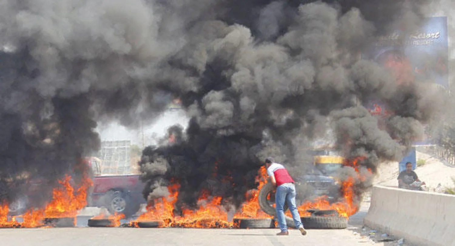 متظاهرون أشعلوا إطارات سيارات لإغلاق الطرق جنوب بيروت ضمن مظاهر الاحتجاج على مشاكل النفايات التي يعاني منها لبنان (رويترز)