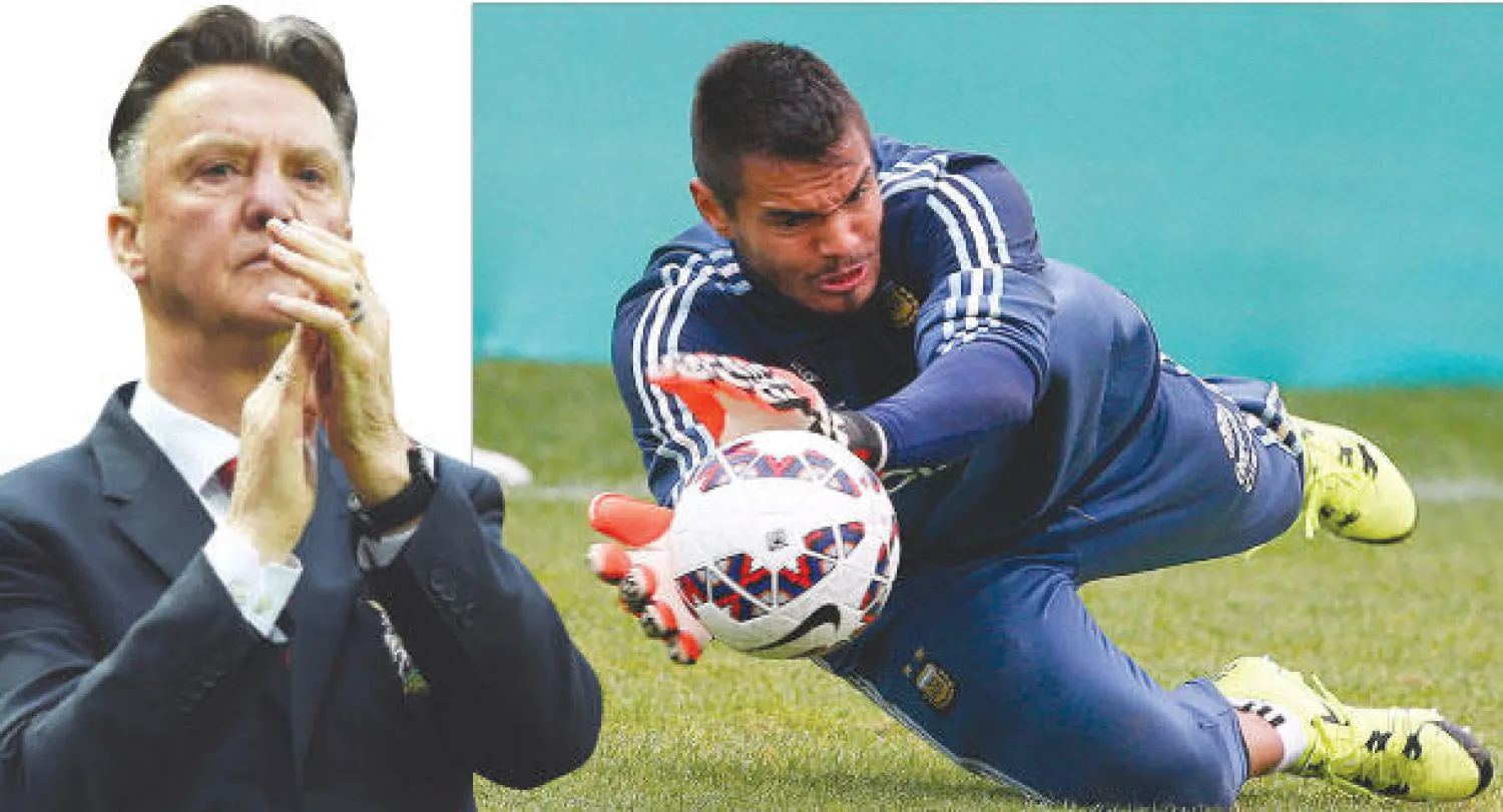 الحارس الأرجنتيني روميرو إلى مانشستر يونايتد (أ.ب)، فان غال (رويترز)