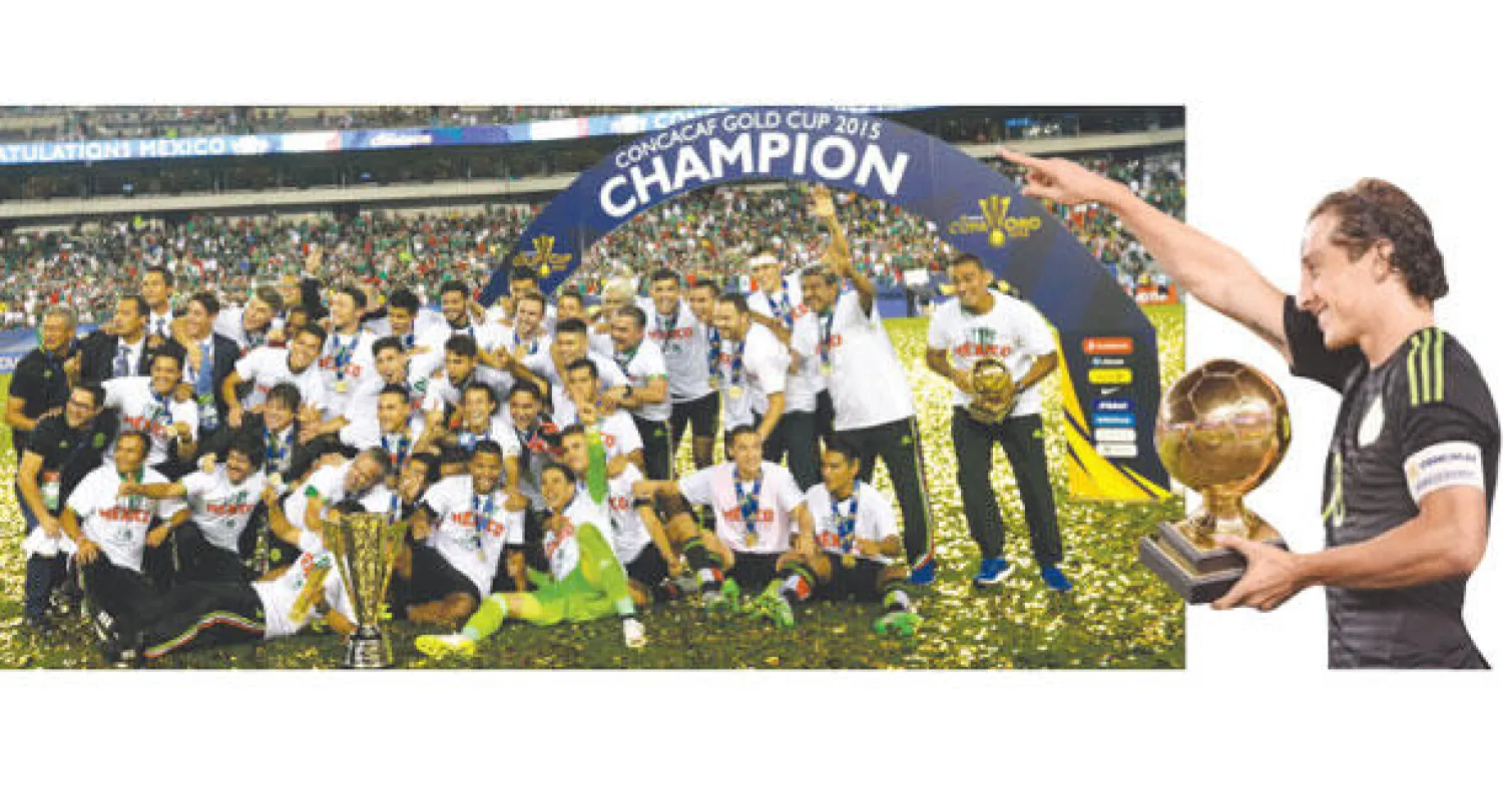 المكسيكي غواردادو توج بلقب هداف البطولة (رويترز)، لاعبو المكسيك يحتفلون بالكأس الذهبية لبطل أميركا الشمالية والكونكاكاف (إ.ب.أ)