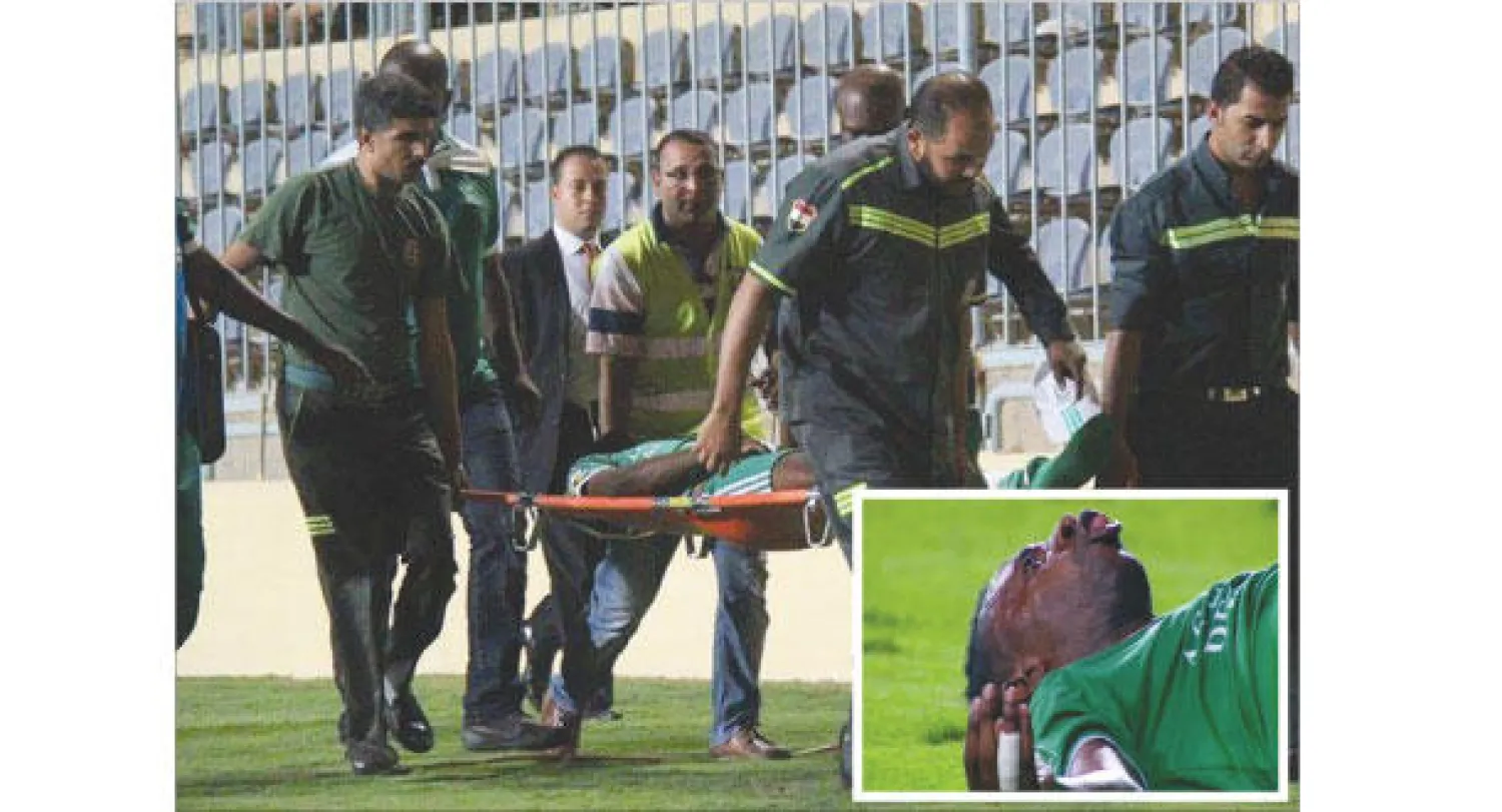 رجال الإسعاف يحملون نداي مهاجم ليوبار الذي خضع لجراحة عاجلة اثر إصابة خطيرة في فقرات الرقبة («الشرق الأوسط»)،  نداي مهاجم ليوبار يعاني لحظة سقوطه على رأسه («الشرق الأوسط»)