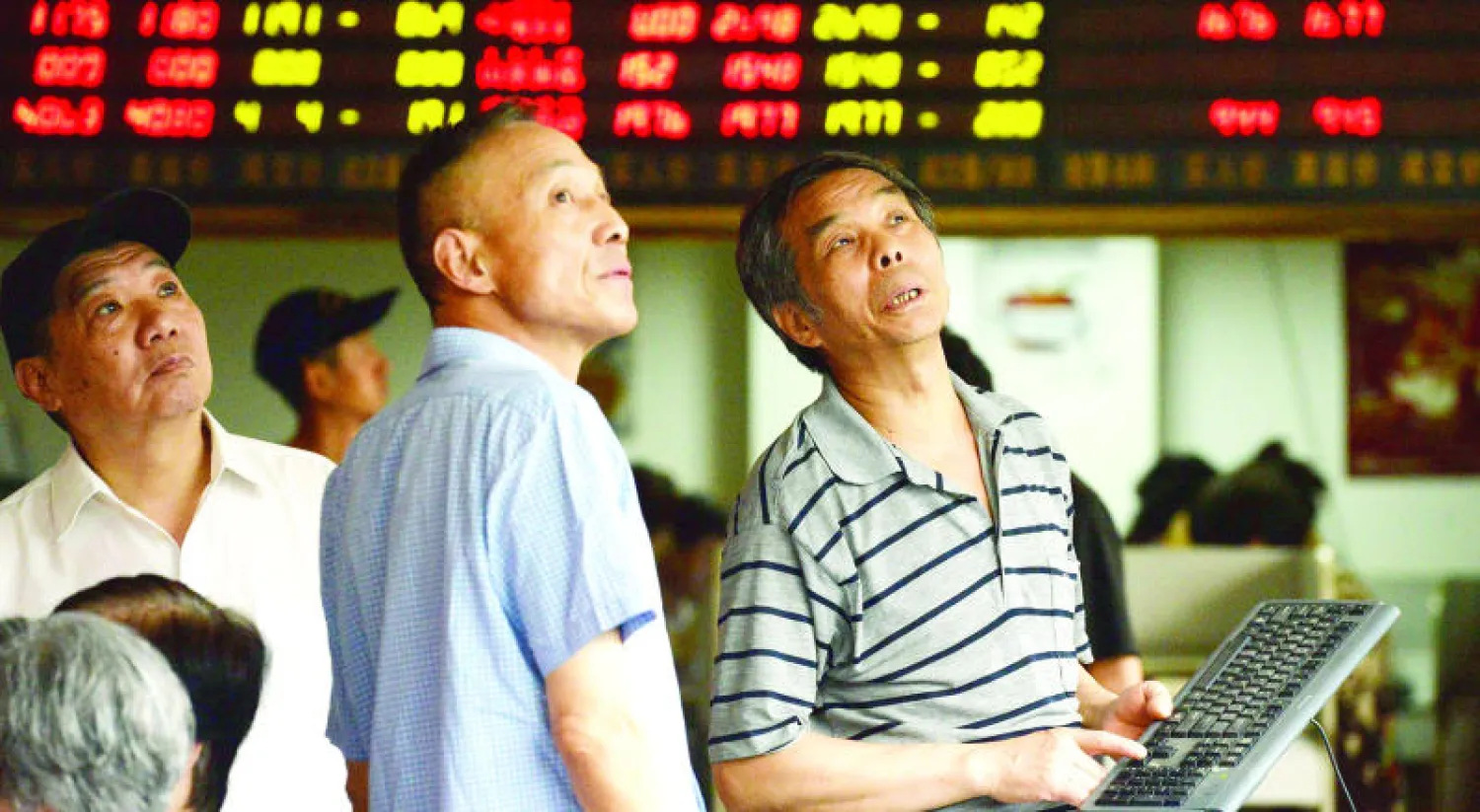 النفط يهبط لأدنى مستوى في 6 أشهر مع استمرار تهاوي الأسهم الصينية