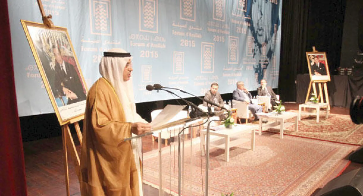 فيصل ليل المتلقم الوكيل المساعد لقطاع الإعلام الخارجي في وزارة الإعلام الكويتية أثناء إلقائه كلمة الشيخ سلمان صباح السالم الحمود الصباح، وزير الإعلام بدولة الكويت في مهرجان أصيلة أول من أمس («الشرق الأوسط»)