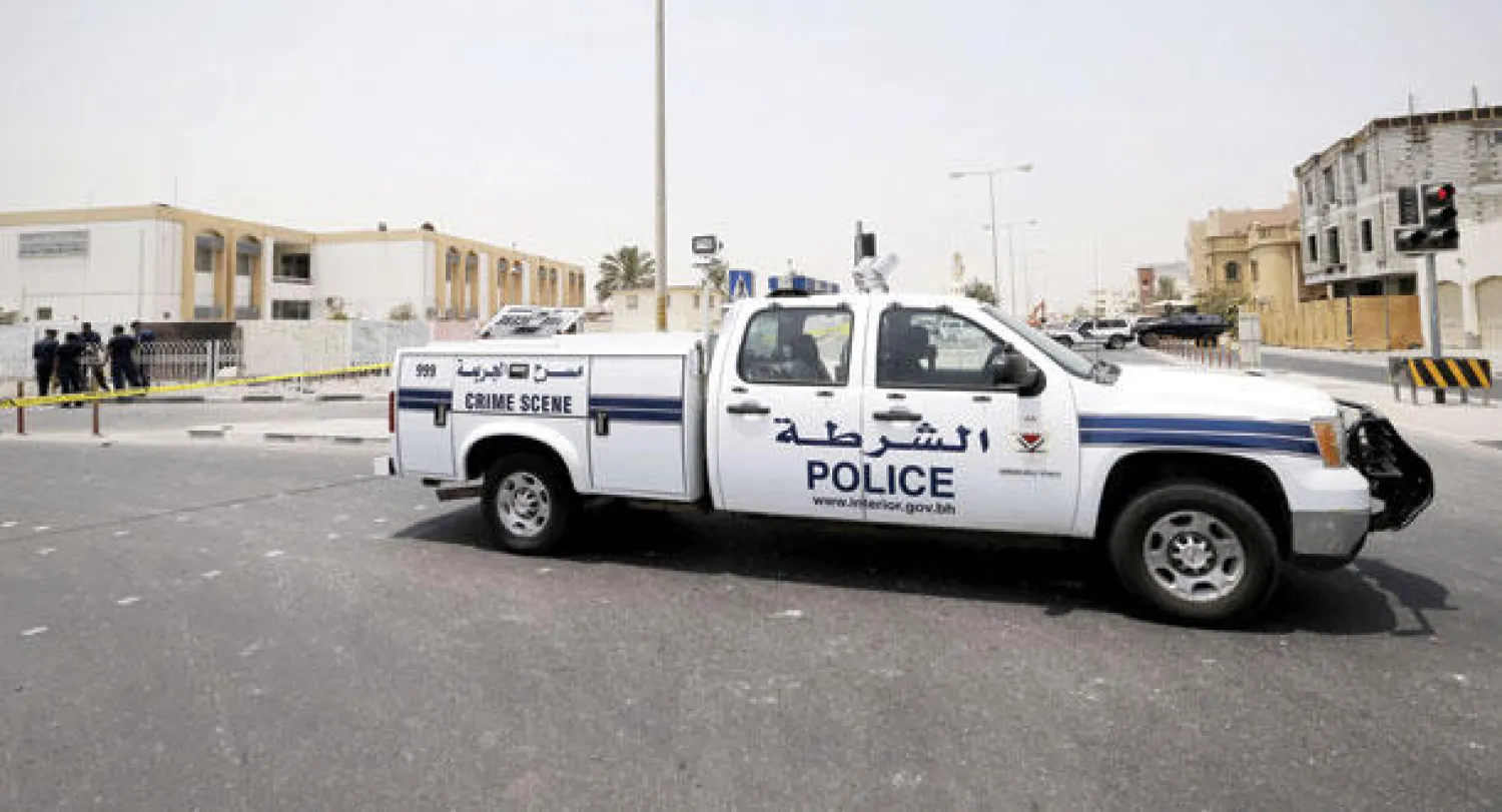 شرطة البحث الجنائي لدى معاينتها موقع التفجير في منطقة سترة في البحرين أمس (أ.ف.ب)