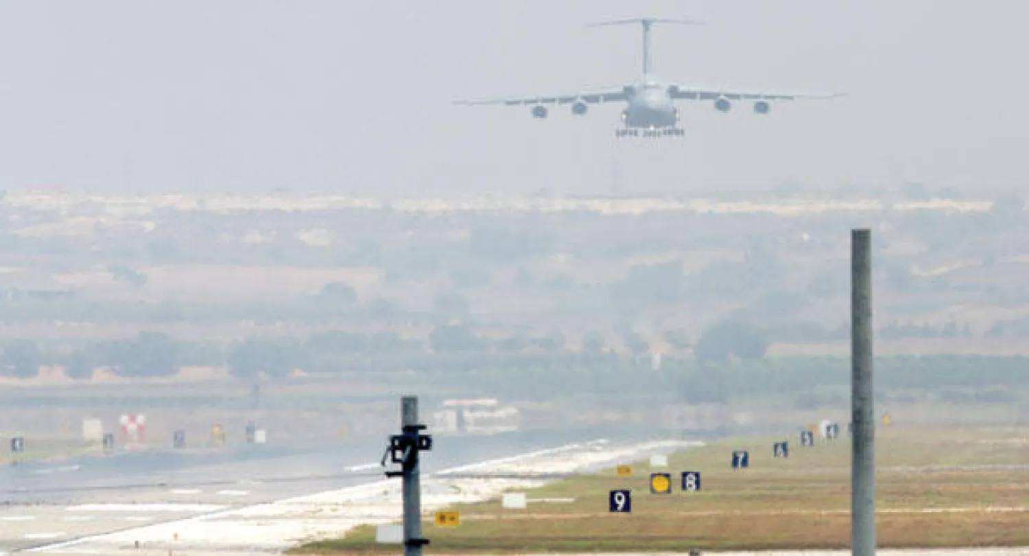 طائرة شحن عسكرية أميركية تهم بالهبوط في قاعدة إنجرليك في جنوب تركيا أمس (أ.ب)