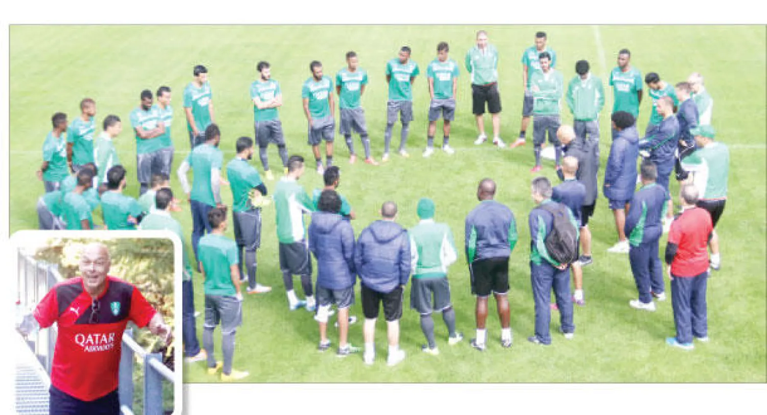 غروس مجتمعا بلاعبي الأهلي قبل المران الأخير (المركز الإعلامي بالنادي الأهلي)، غروس خلال معسكر الأهلي في سويسرا (المركز الإعلامي بالنادي الأهلي)