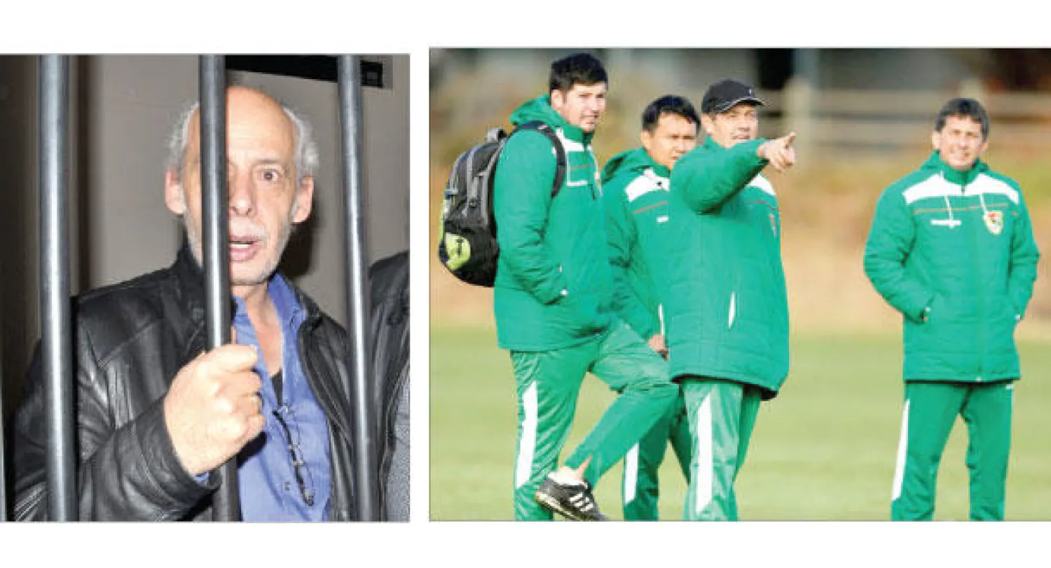 لاعبو بوليفيا متمسكون بعودة مدربهم مارويسيو سوريا (وسط) («الشرق الأوسط»)، تشافيز رئيس اتحاد بوليفيا وراء القضبان (أ.ف.ب)