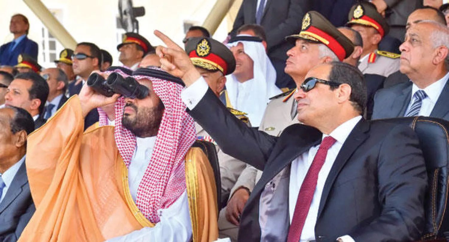 الرئيس السيسي والأمير محمد بن سلمان يشاهدان عرضا عسكريا خلال حفل التخرج أمس (واس)
