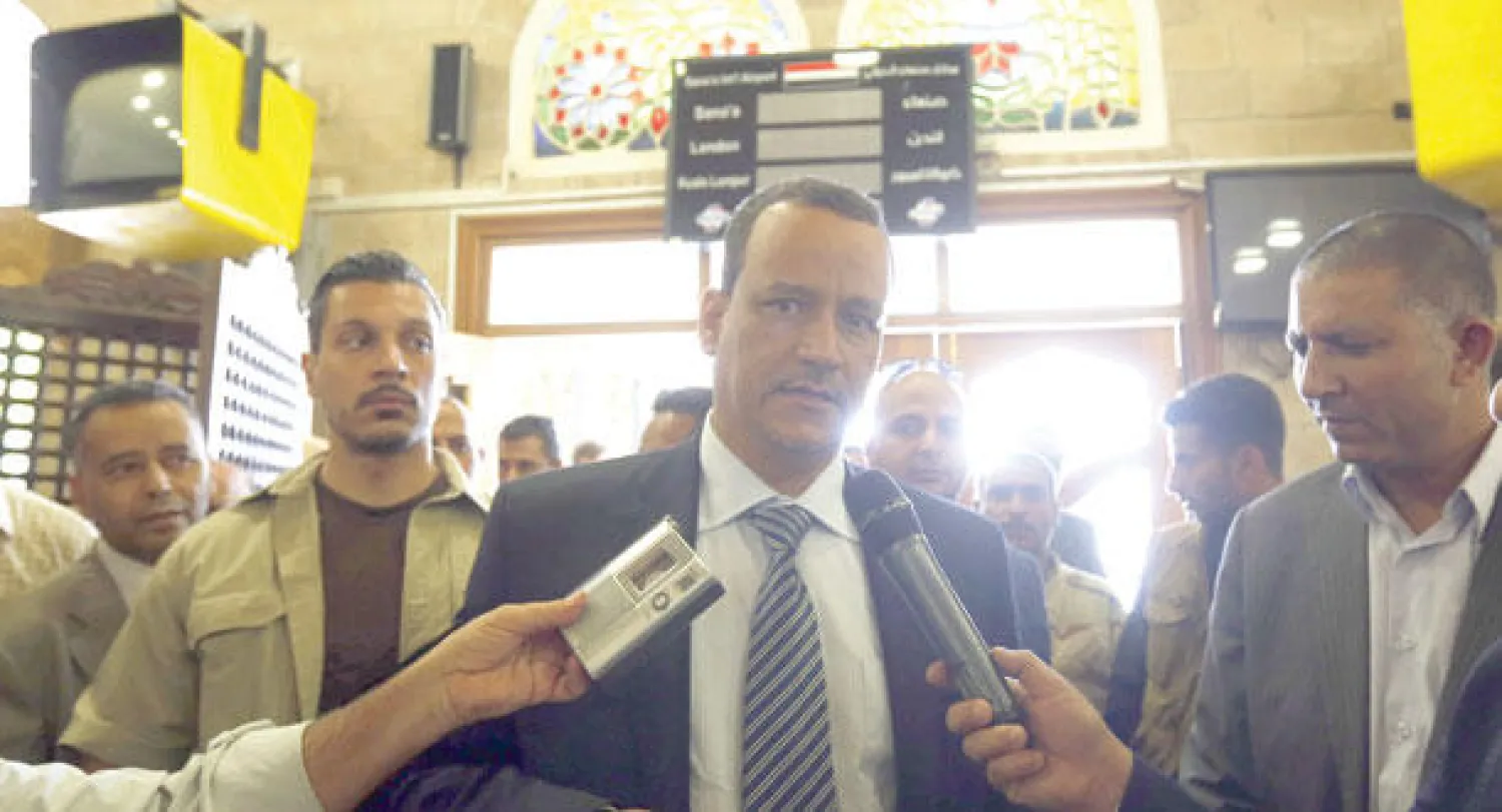 صورة مأخوذة للمبعوث الأممي لليمن اسماعيل ولد الشيخ أحمد في مايو الماضي وهو يدلي بتصريح في مطار صنعاء الدولي (إ.ب.أ)