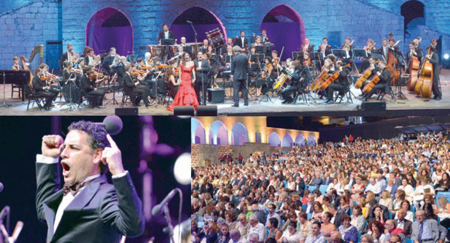 السوبرانو جويس الخوري اللبنانية الكندية غنت على المسرح المنصوب في باحة القصر الشهابي التاريخي ({الشرق الأوسط})، جمهور الحفل الأول ({الشرق الأوسط})، و التينور خوان دييغو فلوريز