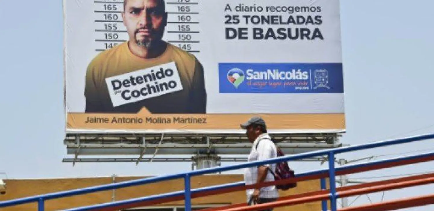 إعلان عليه صورة أحد المواطنين الذين تم توقيفهم لرمي النفايات في مونتيري بالمكسيك في 29 يوليو 2015 (أ.ف.ب)