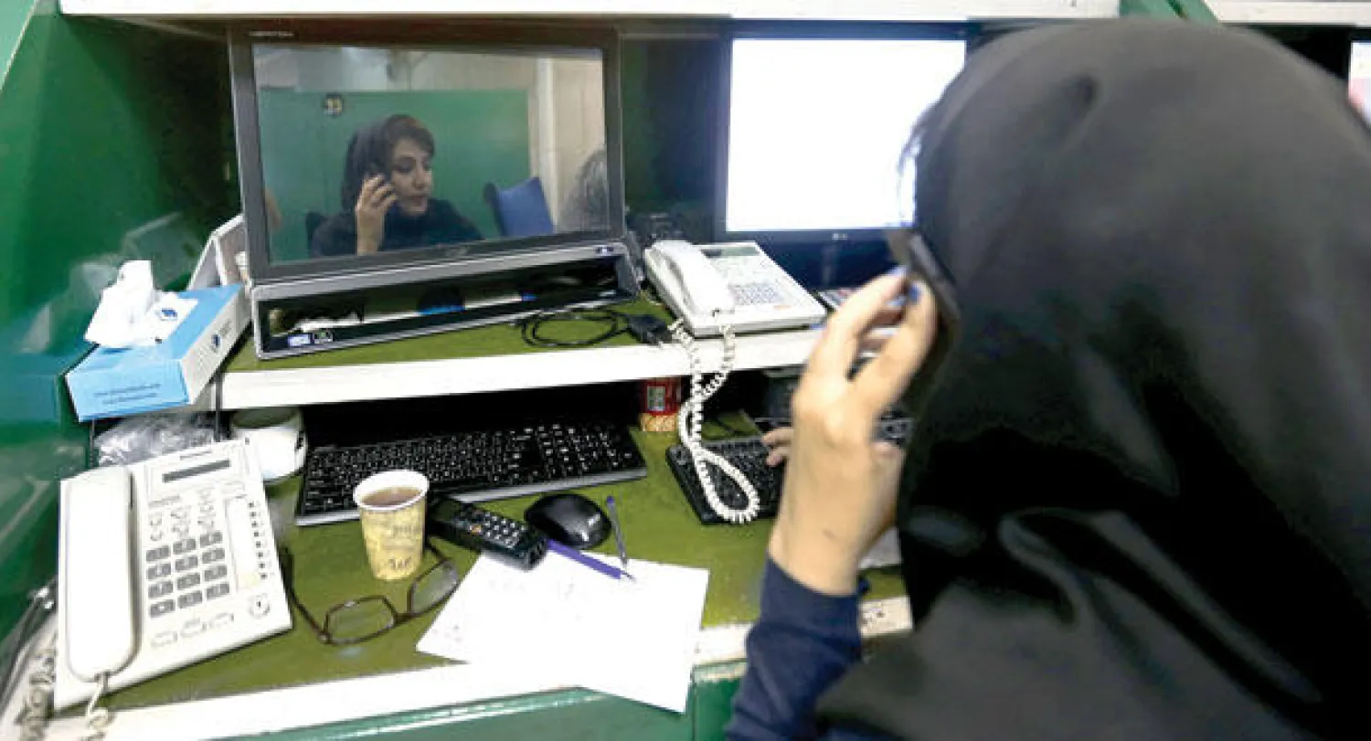 موظفة إيرانية في أحد البنوك في طهران أمس (رويترز)