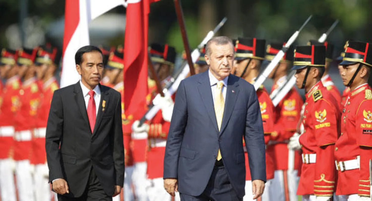 الرئيس التركي رجب طيب إردوغان مع نظيره الإندونيسي جوكو ويدودو لدى وصوله إلى جاكرتا أمس (أ.ب)