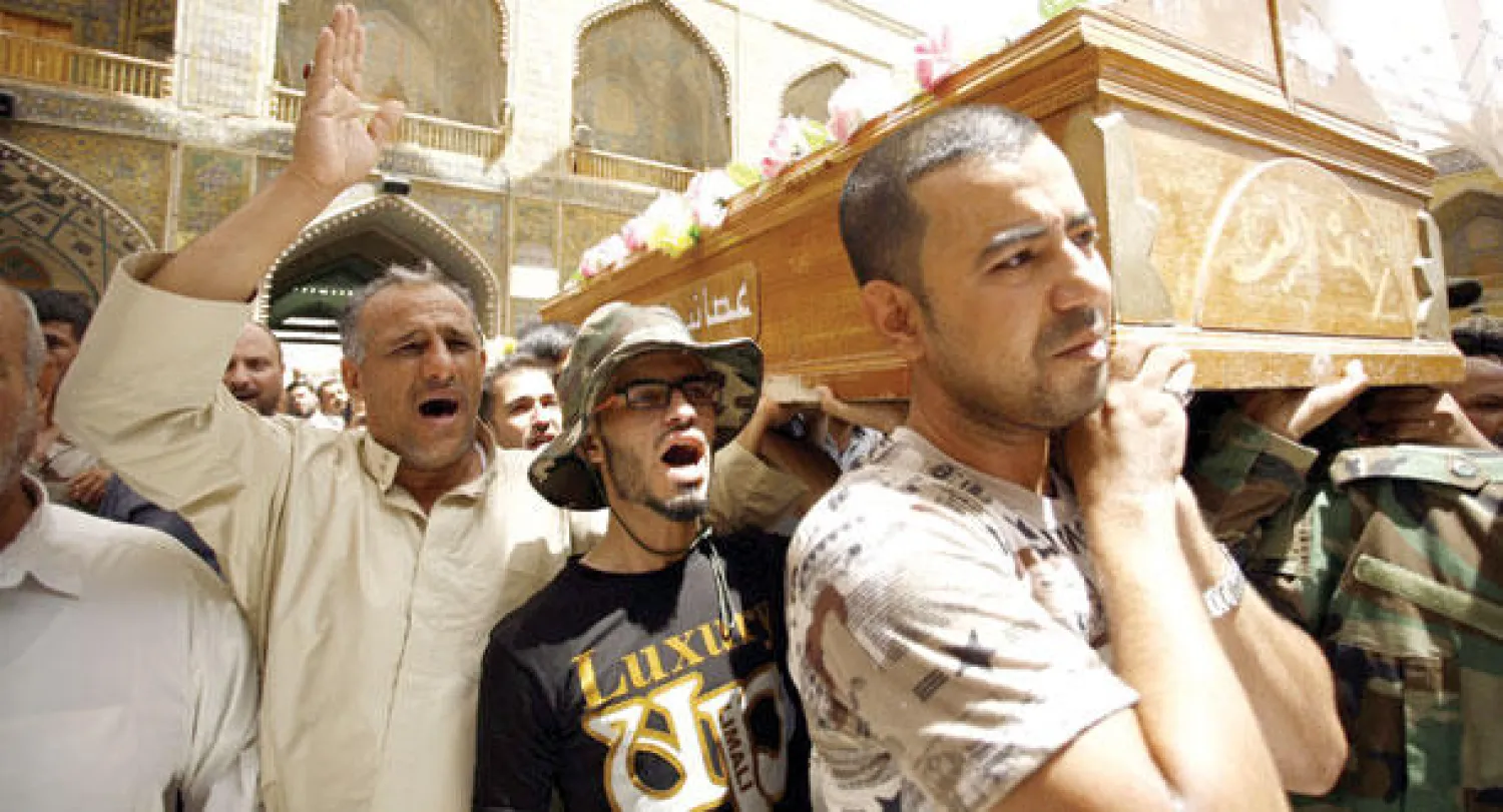 عراقيون يشيعون في النجف أمس عنصرا في ميليشيا الحشد الشعبي قتل في معارك مع تنظيم داعش في بيجي شمال تكريت (أ.ف.ب)