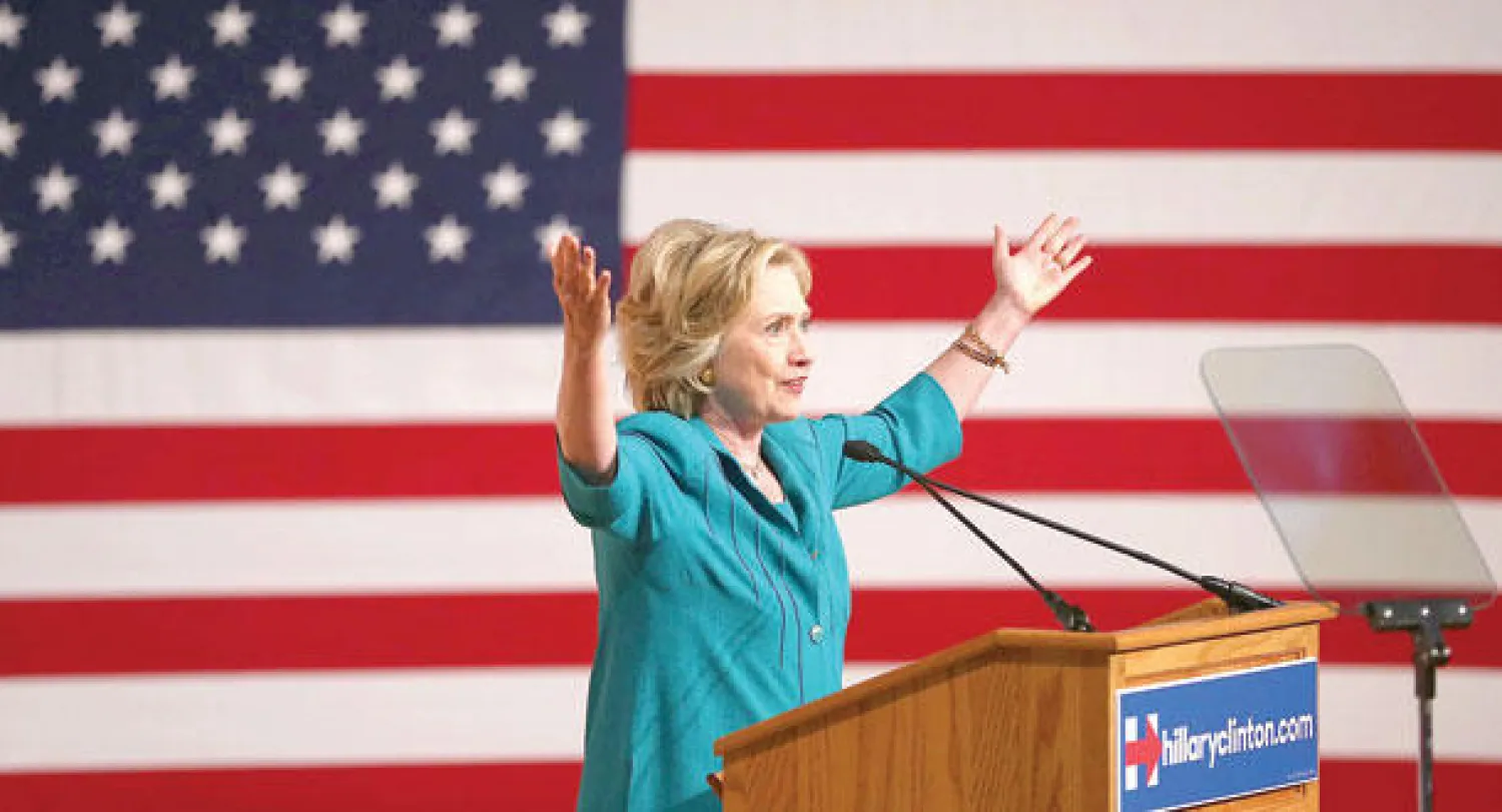 هيلاري كلينتون تلقي كلمتها في جامعة فلوريدا حول ضرورة إنهاء الحصار الأميركي على كوبا مساء أول من أمس (أ.ف.ب)
