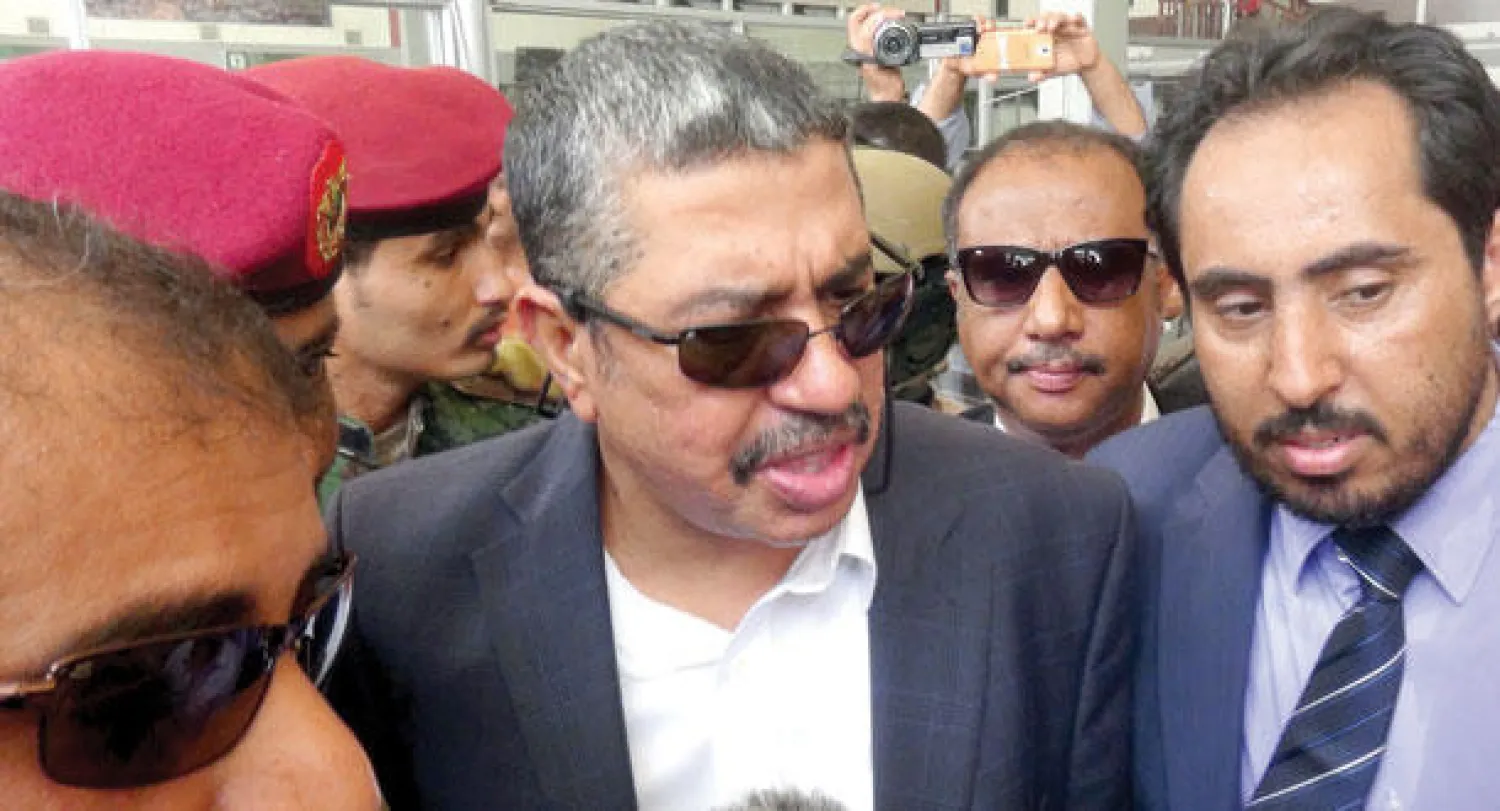 بحاح يتحدث إلى صحافيين بعد وصوله إلى مطار عدن أمس (رويترز)