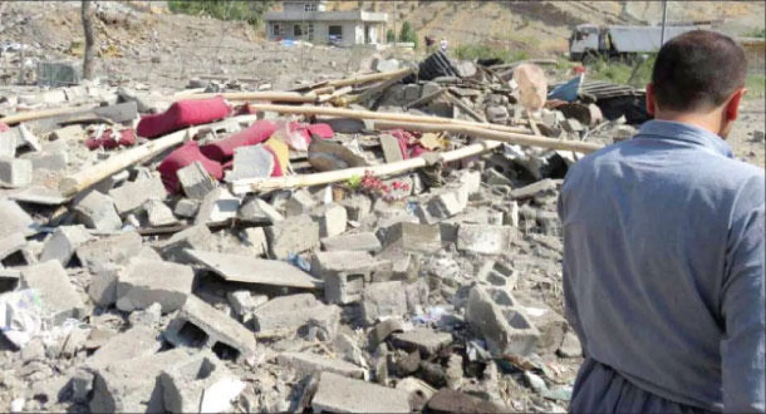 جانب من الدمار الذي خلفه القصف الجوي التركي في قرية زاركلي بإقليم كردستان العراق أمس («الشرق الأوسط»)