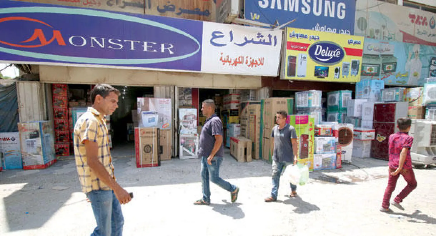 متجر يبيع مبردات الهواء في منطقة الكرادة ببغداد أمس (أ.ف.ب)