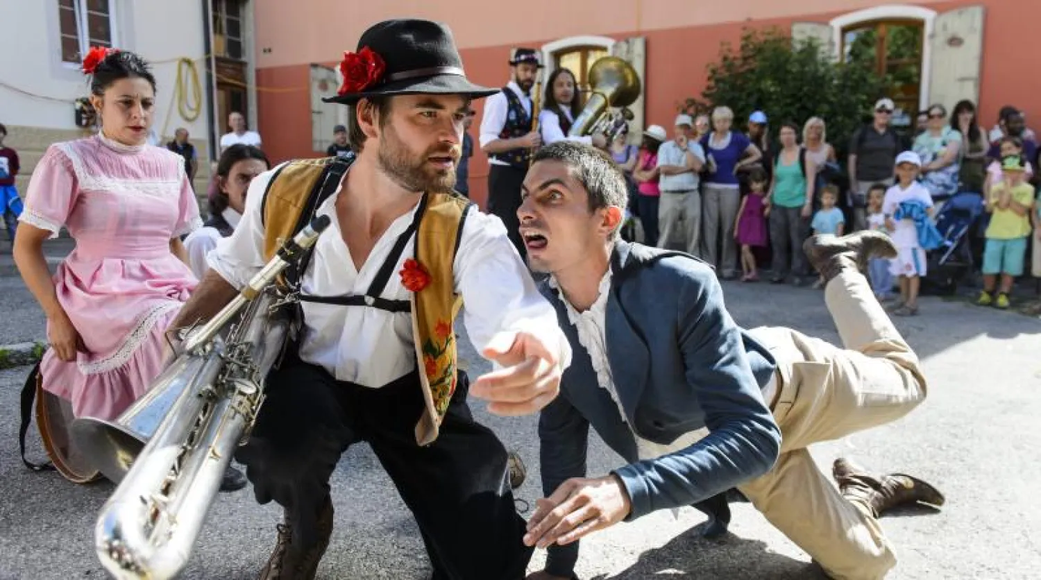 أعضاء من مجموعة «الحافلة الحمر» اثناء أداء مشهد فكاهي من «القصائد الريفية» خلال مهرجان فن الشارع في مدينة لا شو دو فون، بسويسرا، أمس. يذكر ان المهرجان سوف يستمر الى يوم 8 أغسطس. (إ.ب.أ)