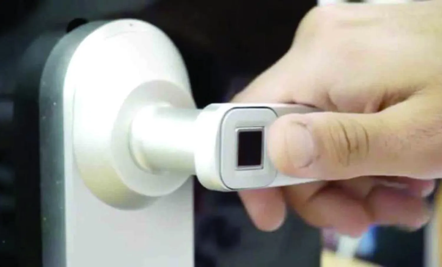 قفل ذكي يغنيك عن الهاتف أو حفظ كلمة المرور