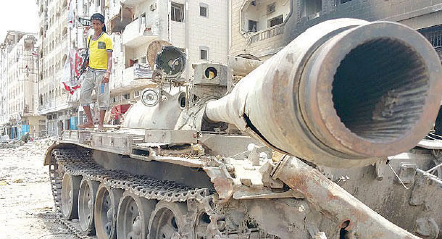 مقاتل من المقاومة الجنوبية يقف على دبابة في عدن المحررة من العدوان الحوثي (غيتي)