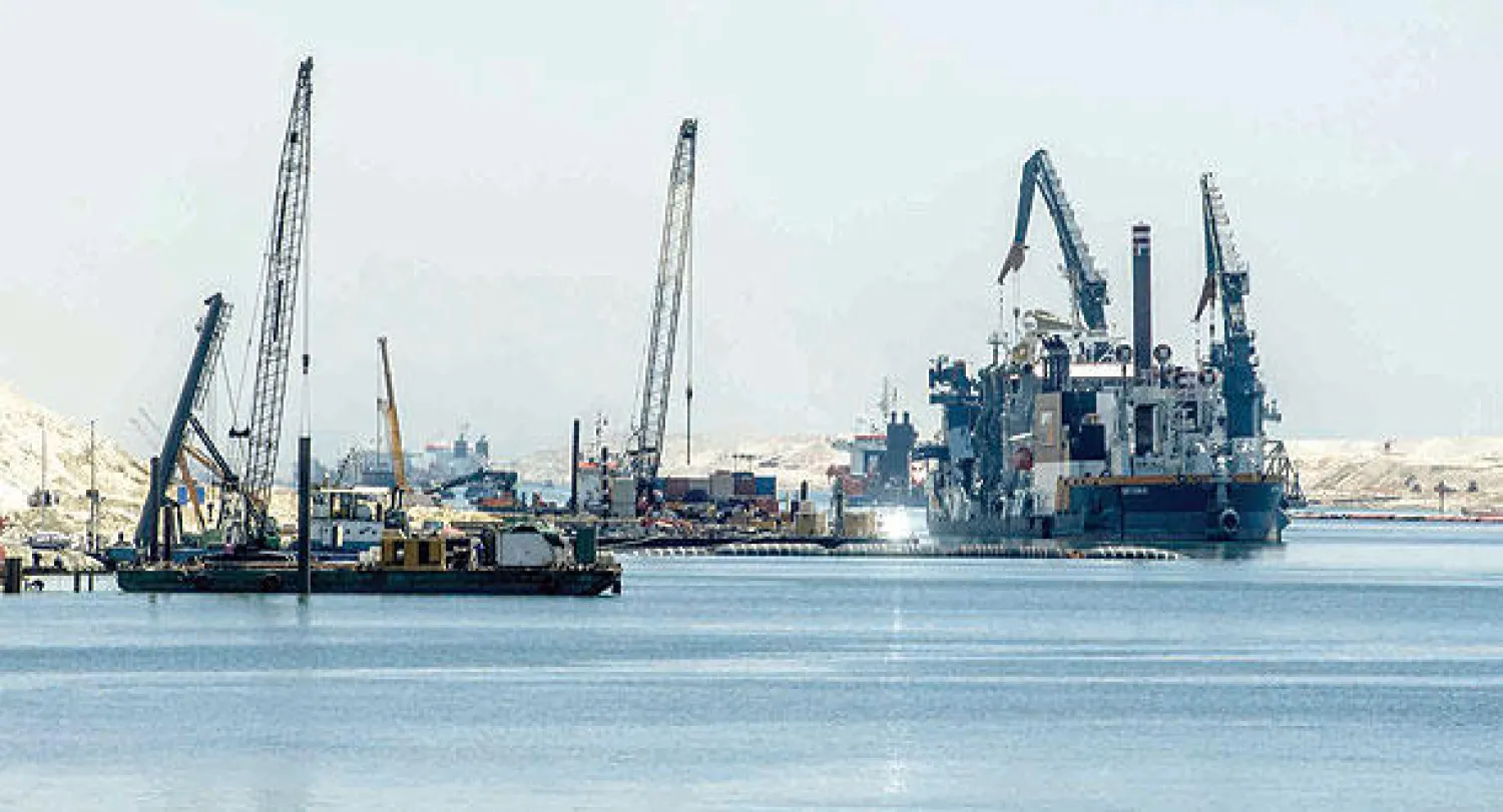 مشروع قناة السويس الجديد بالقرب من مدينة الاسماعيلية قبل موعد التدشين يوم الخميس المقبل (أ. ف. ب)