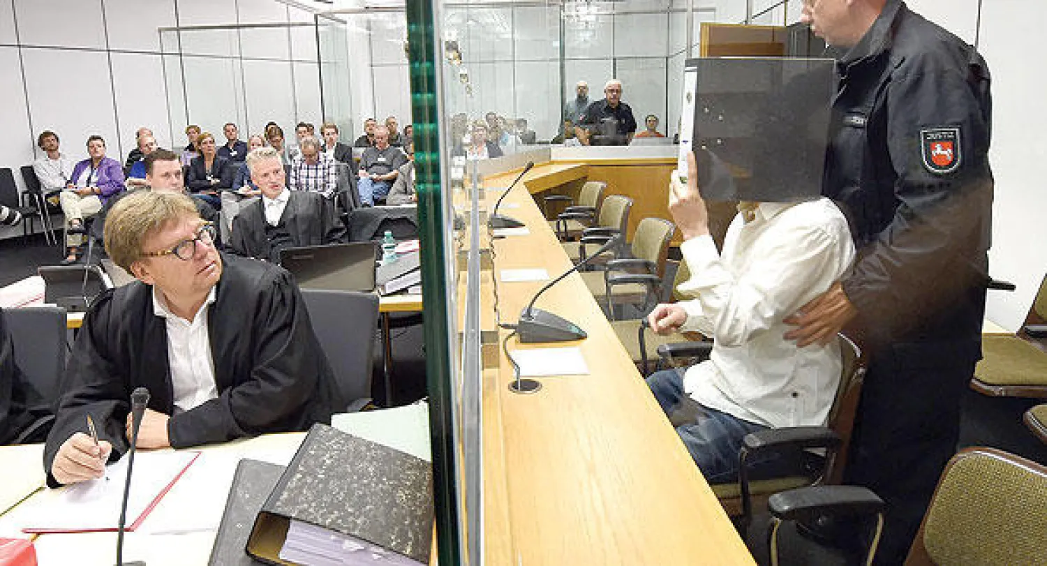 المتهم أيوب بي 27 عاما المنحدر من مدينة فولفسبورج المتهم بالقتال في صفوف داعش  في العراق أثناء مثوله أمام محكمة مدينة سيله الألمانية امس  (ا.ف.ب)