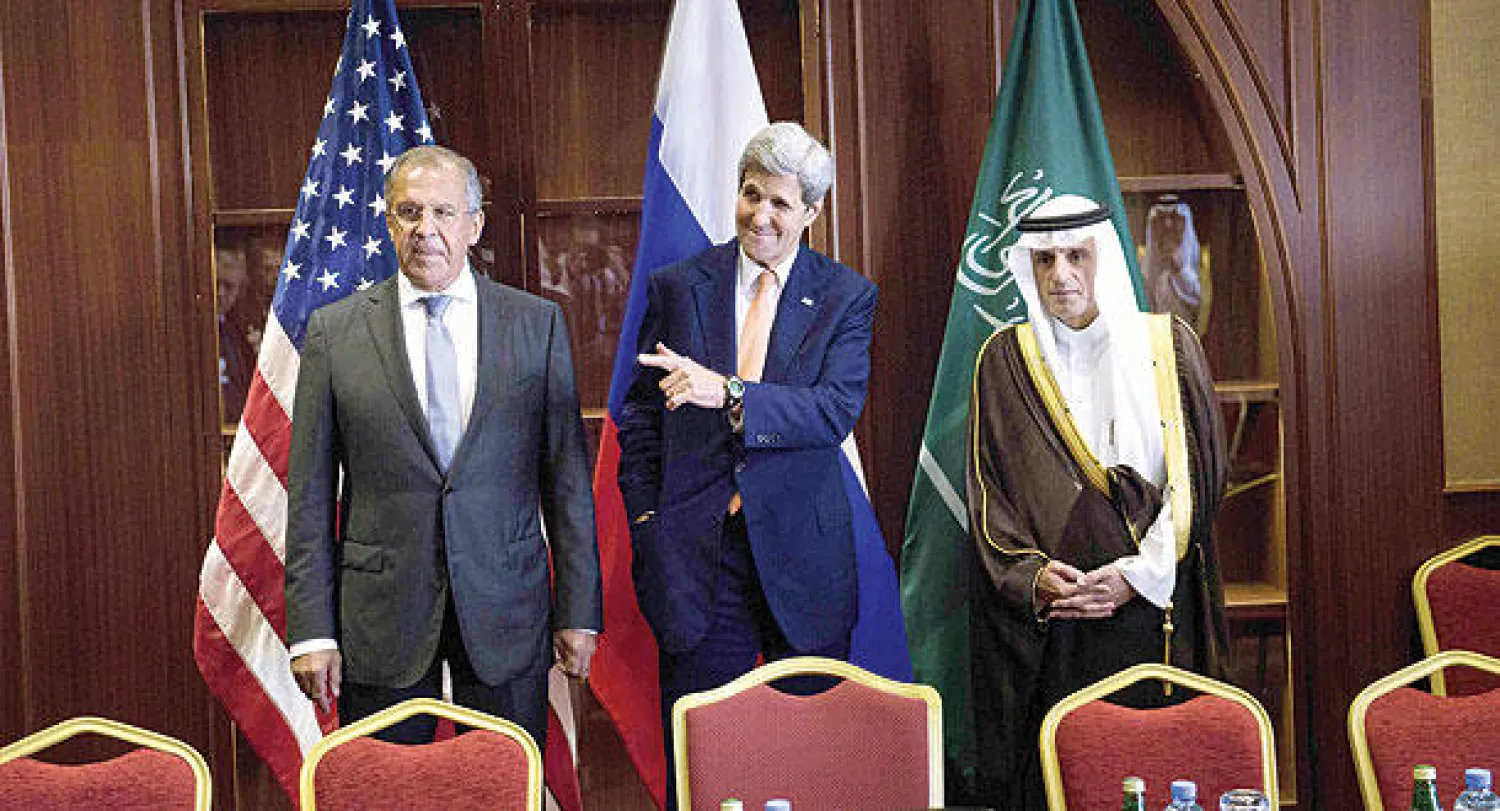 وزير الخارجية الأميركي جون كيري يتوسط نظيريه السعودي عادل الجبير والروسي سيرغي لافروف في الدوحة أمس (ا.ب)