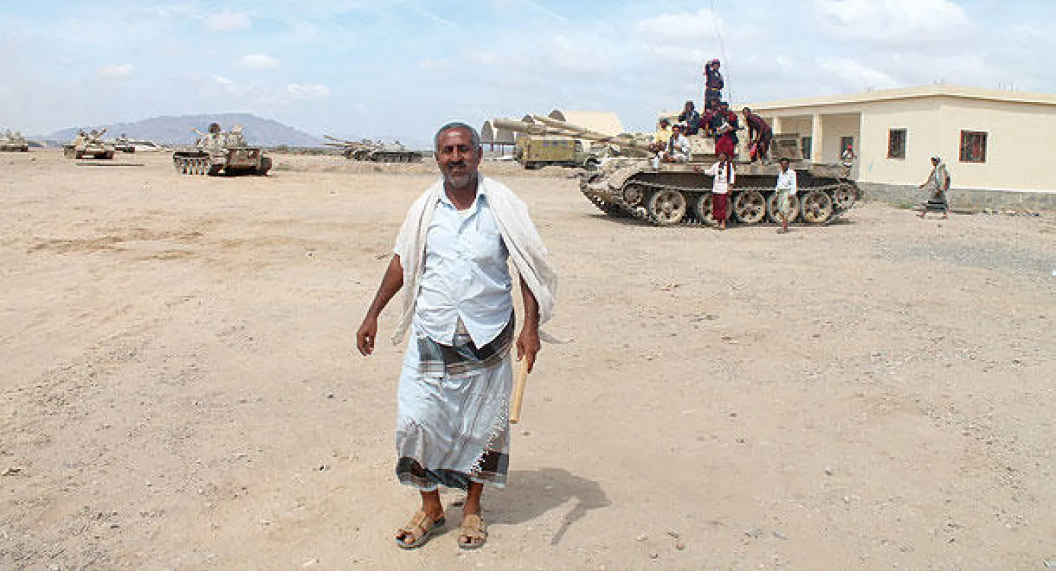 عنصر من رجال المقاومة الجنوبية يقف أمام سرب من الدبابات داخل قاعدة العند الجوية في محافظة لحج الجنوبية شمال عدن (غيتي)