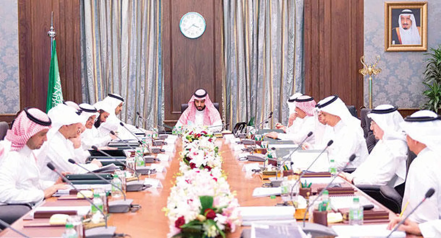 الأمير محمد بن سلمان ولي ولي العهد لدى ترؤسه جلسة مجلس الشؤون الاقتصادية والتنمية في قصر السلام أمس بحضور الوزراء أعضاء المجلس (واس)