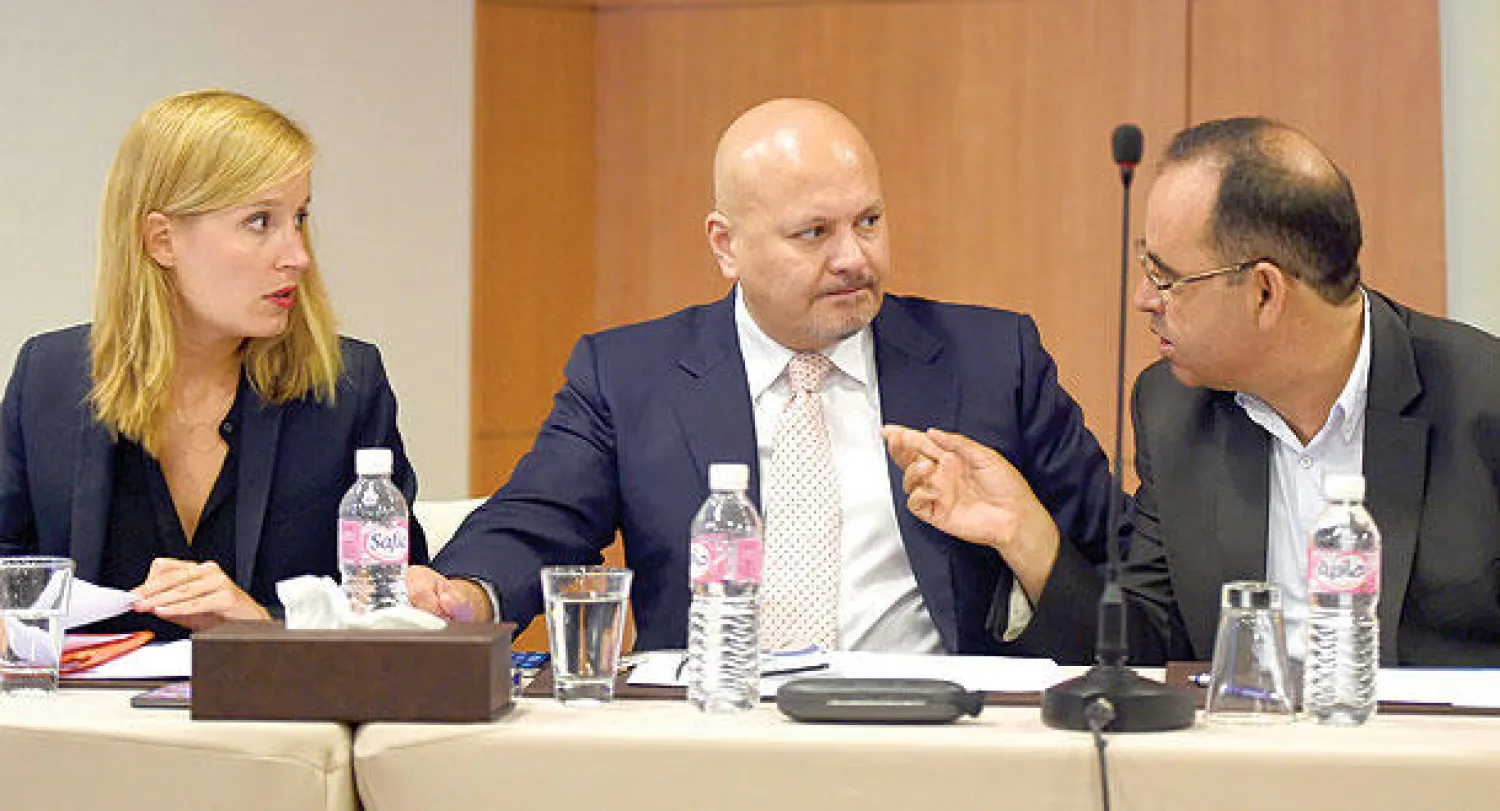 هيئة الدفاع عن رئيس الوزراء الليبي السابق البغدادي المحمودي خلال مؤتمر صحافي في تونس أمس أكدوا فيه مقاضاتهم  لرئيس الحكومة التونسية السابق حمادي الجبالي على خلفية قرار حكومته تسليم المحمودي إلى السلطات الليبية (أ.ف.ب)