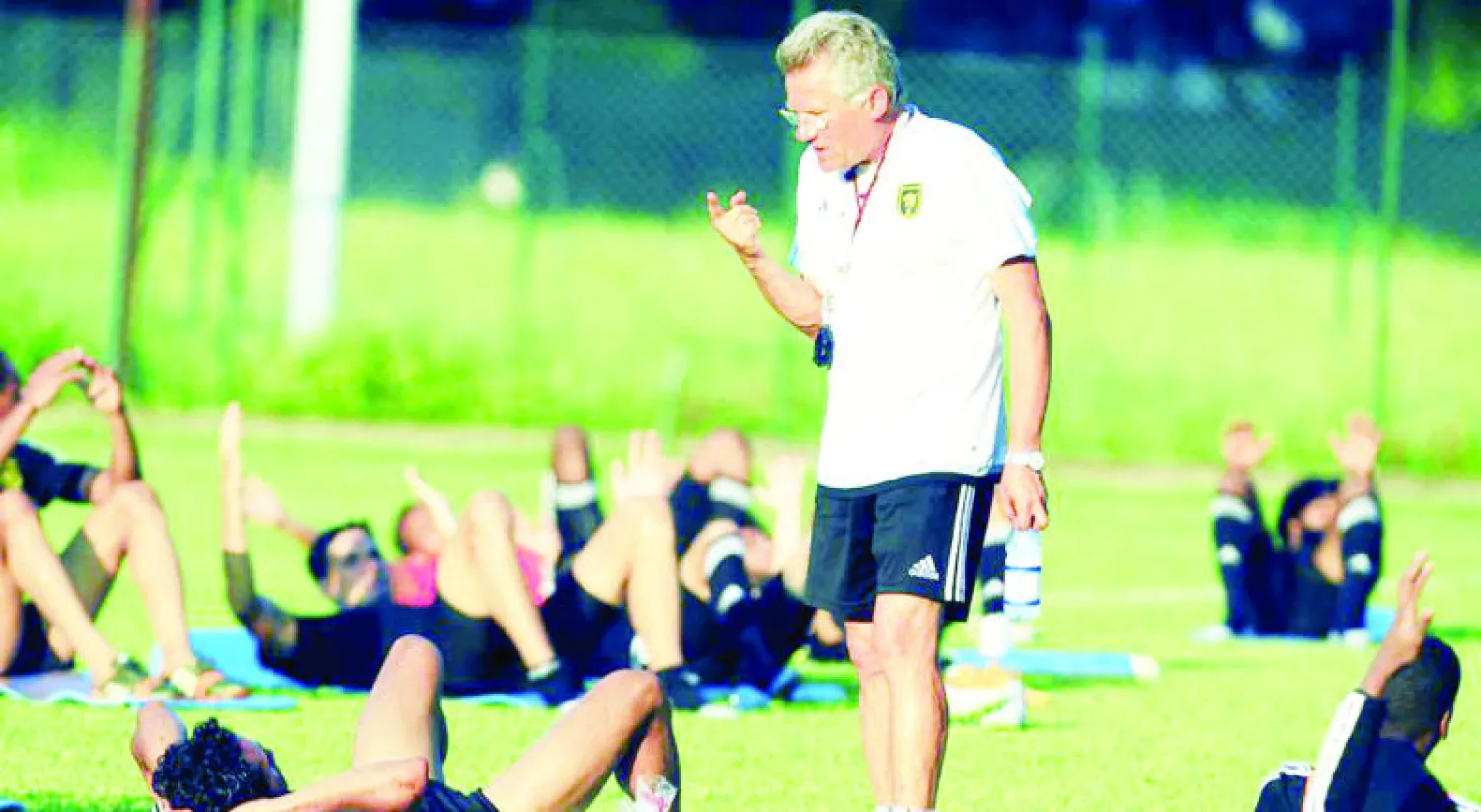 مدرب الاتحاد بولوني يوجه اللاعبين خلال التدريبات (المركز الإعلامي بنادي الاتحاد)