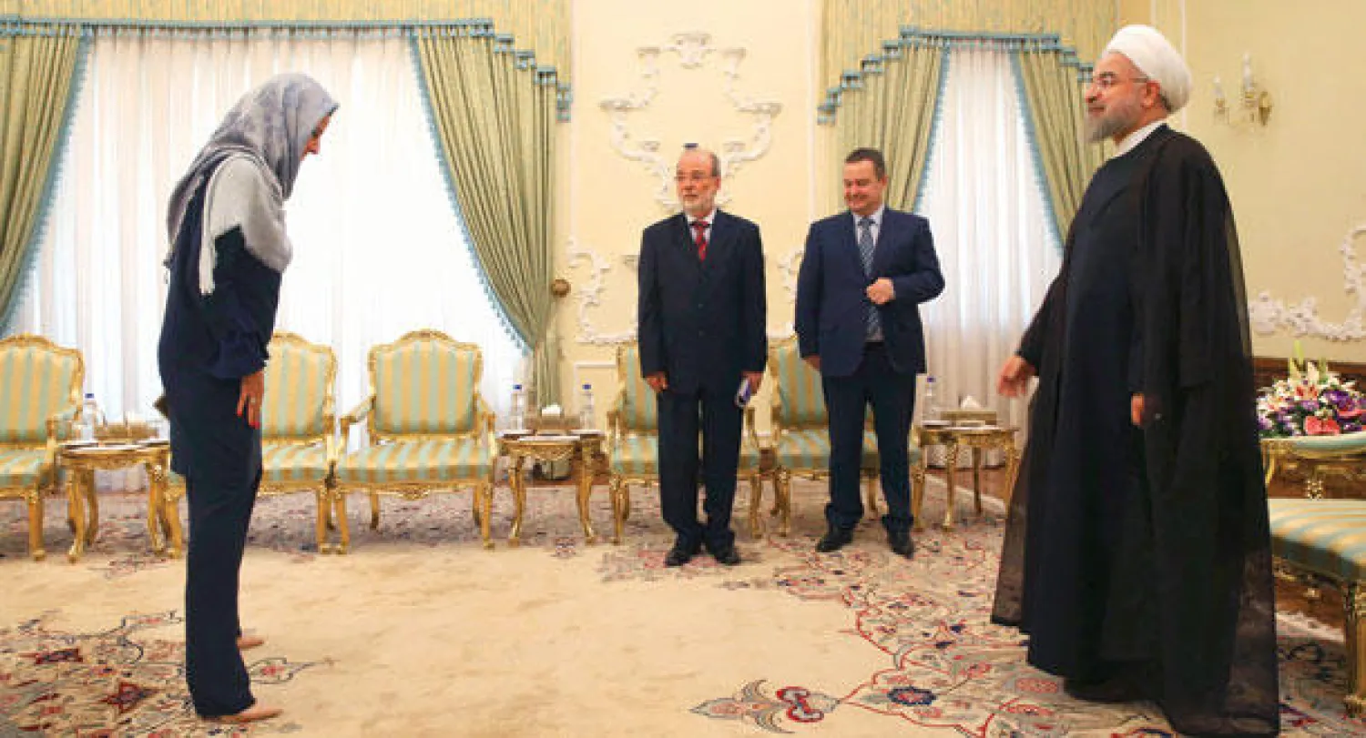 الرئيس الإيراني حسن روحاني أثناء استقباله الوفد الصربي الذي رافق وزير الخارجية في زيارته لطهران أمس (أ.ب)