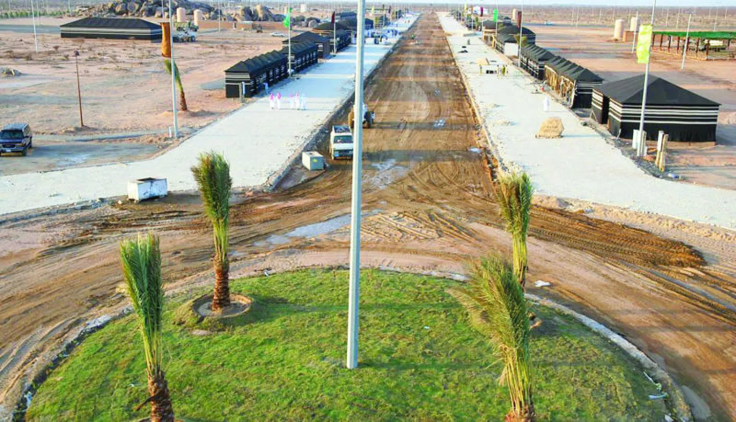 أكد الأمير خالد الفيصل أن سوق عكاظ ينسجم مع أهداف محور بناء الإنسان الموازي لمحور تنمية المكان، لتبلغ المنطقة مكانتها المستحقة في الريادة والصدارة محليًا وإقليميًا وعالميًا (واس)