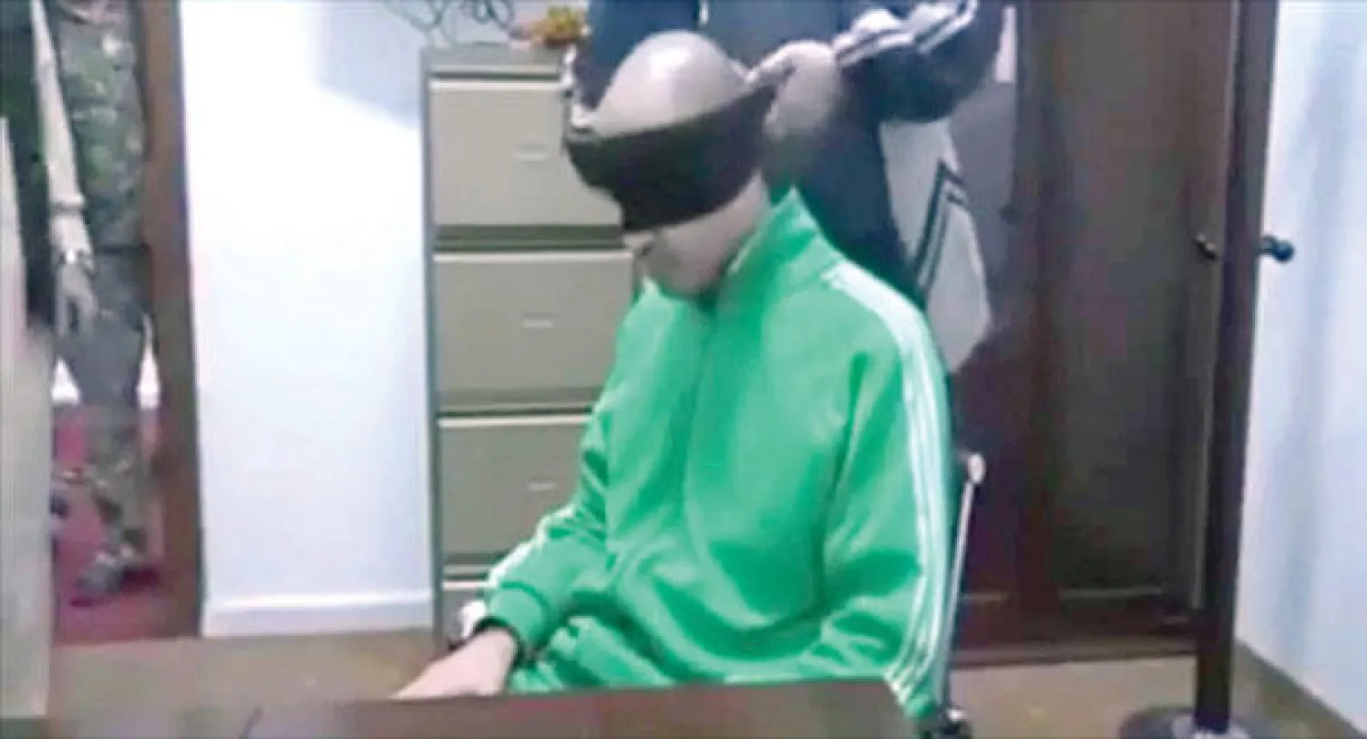 الساعدى النجل لثالث للعقيد القذافى كما يظهر في لقطات شريط فيديو أثناء تعرضه للتعذيب في سجن الهضبة بالعاصمة طرابلس ({الشرق الأوسط})