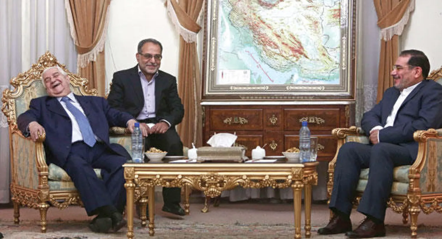 ثمة ما أضحك الوزير وليد المعلم في لقائه أمس بطهران مع أمين عام المجلس الأعلى للأمن القومي علي شامخاني (إ.ف.ب)