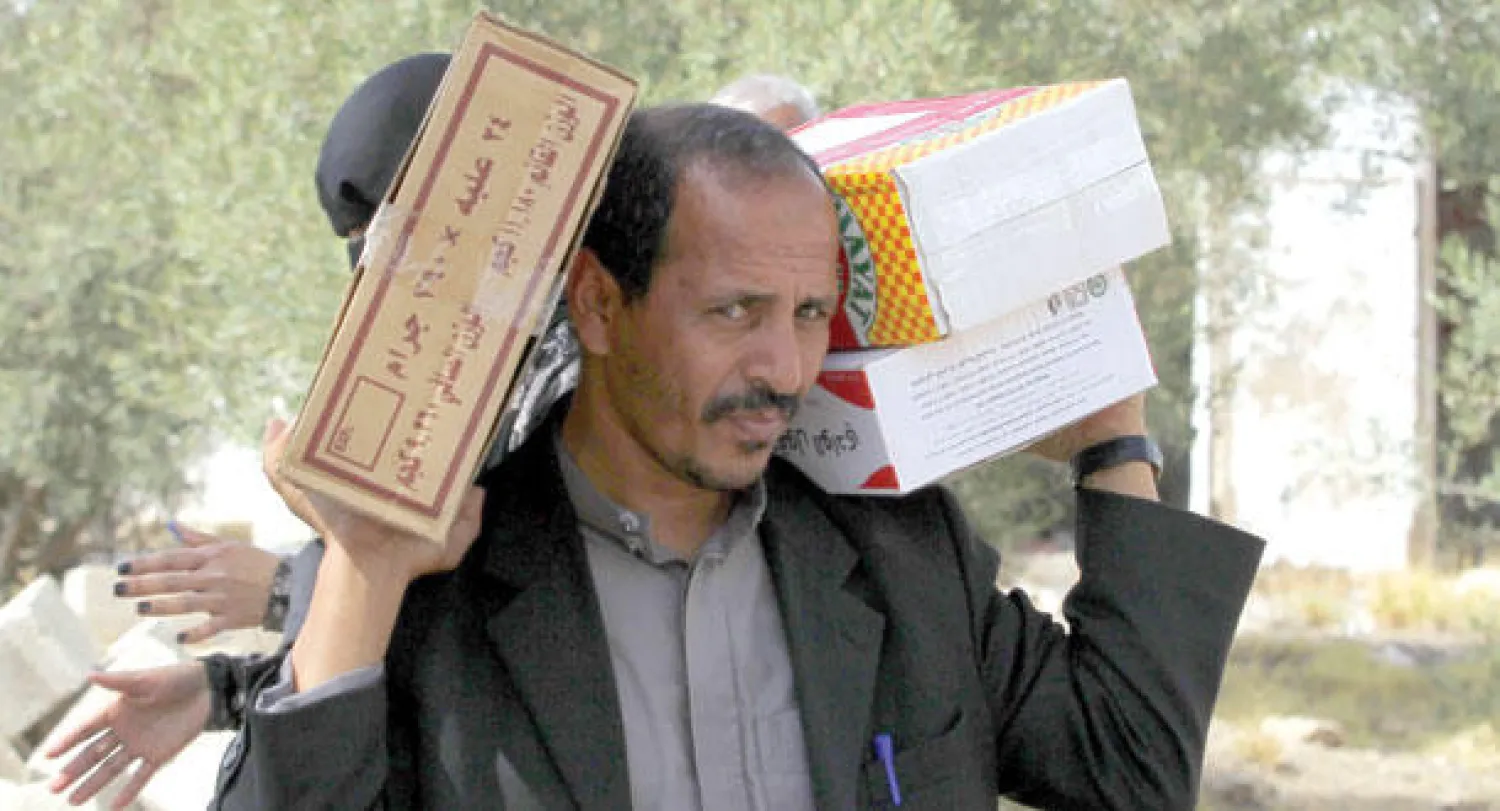 يمني يحمل مساعدات غذائية جرى توزيعها من قبل جهات خيرية في صنعاء امس (ا.ب.ا)